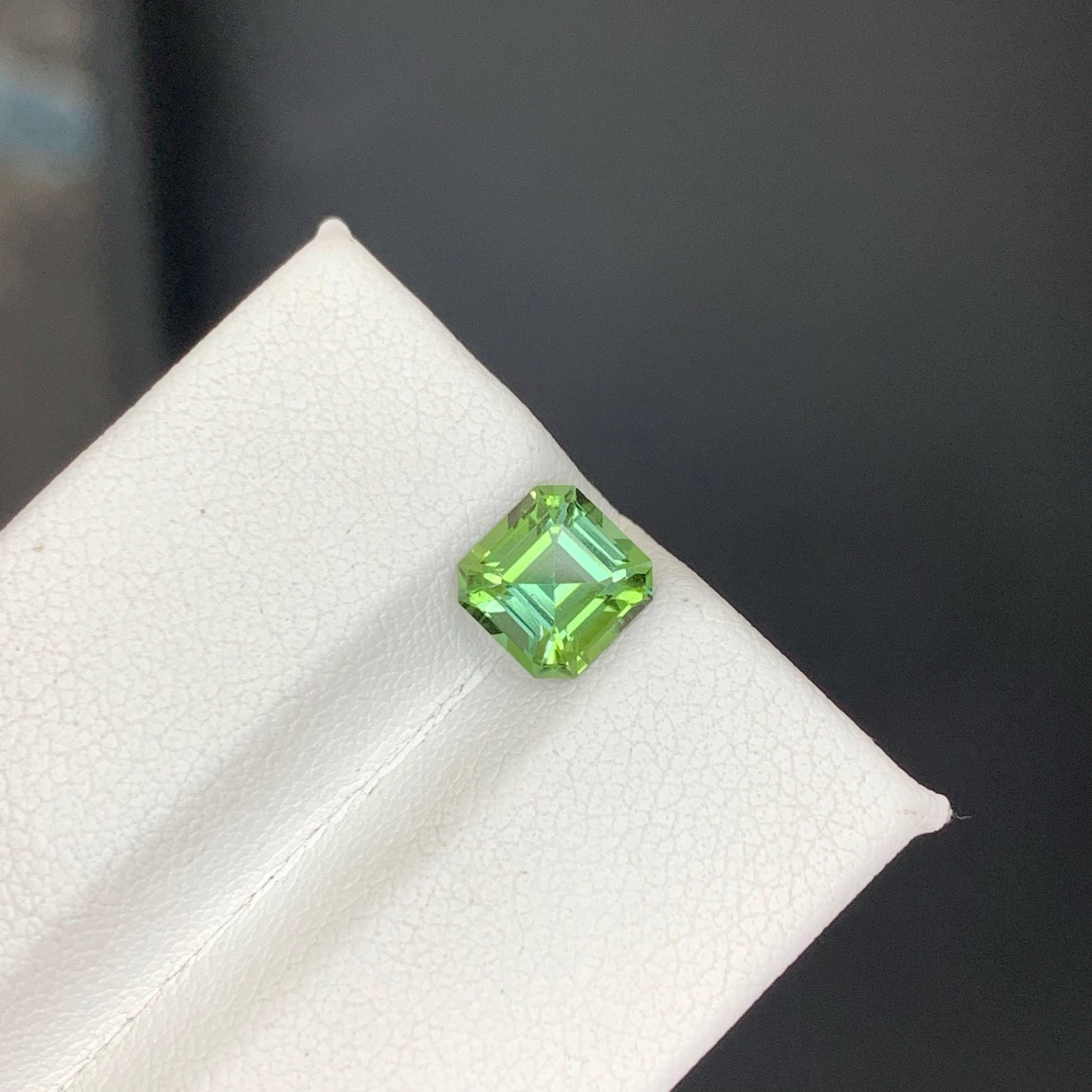 Gema afgana suelta de turmalina verde clara natural de 1,45 quilates, talla Asscher en Nuevo estado para la venta en Bangkok, TH