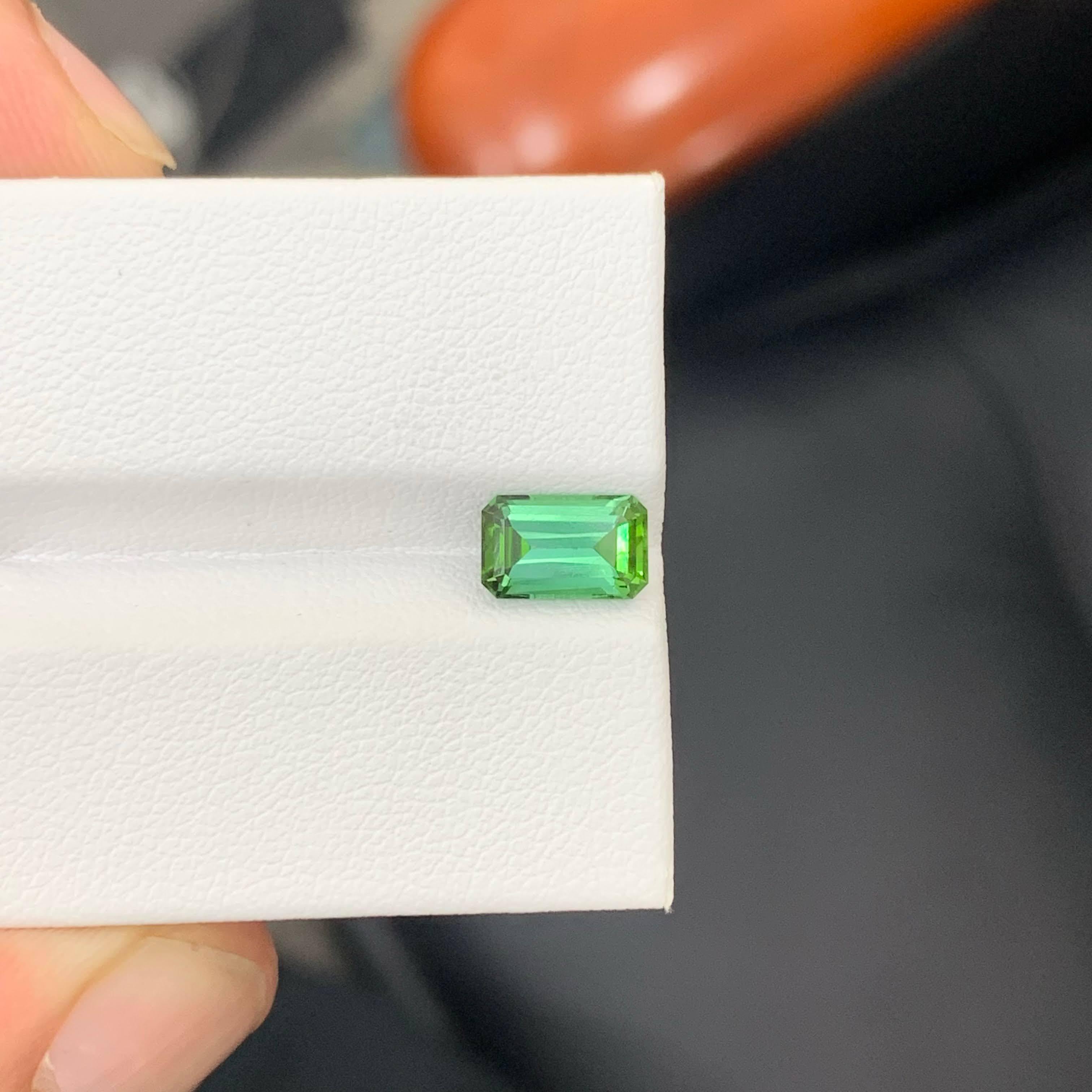 1.45 Carat Natural Loose Light Green Tourmaline Emerald Cut Afghan Gemstone (pierre précieuse afghane) en vente 4