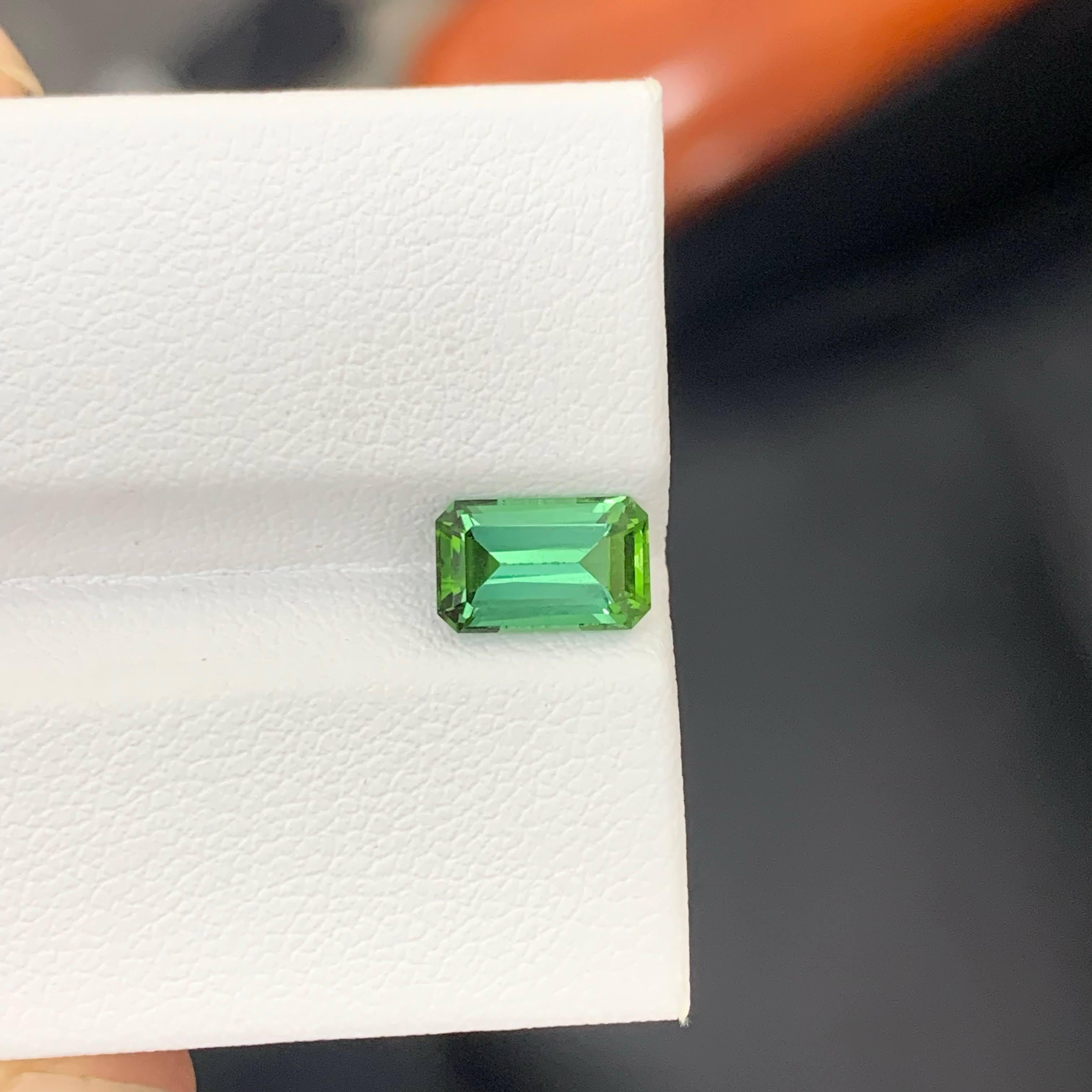 1.45 Carat Natural Loose Light Green Tourmaline Emerald Cut Afghan Gemstone (pierre précieuse afghane) en vente 5