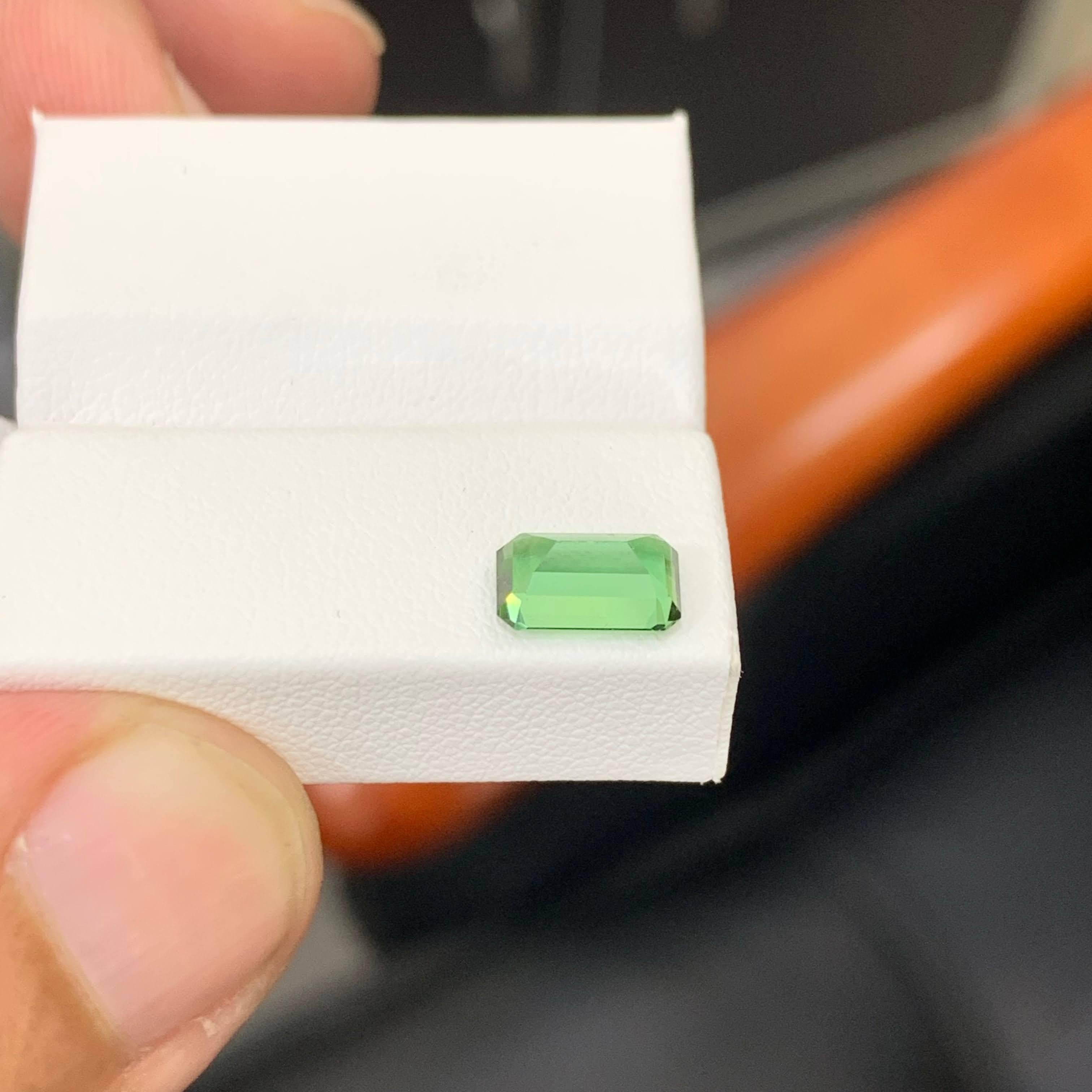 Moderne 1.45 Carat Natural Loose Light Green Tourmaline Emerald Cut Afghan Gemstone (pierre précieuse afghane) en vente