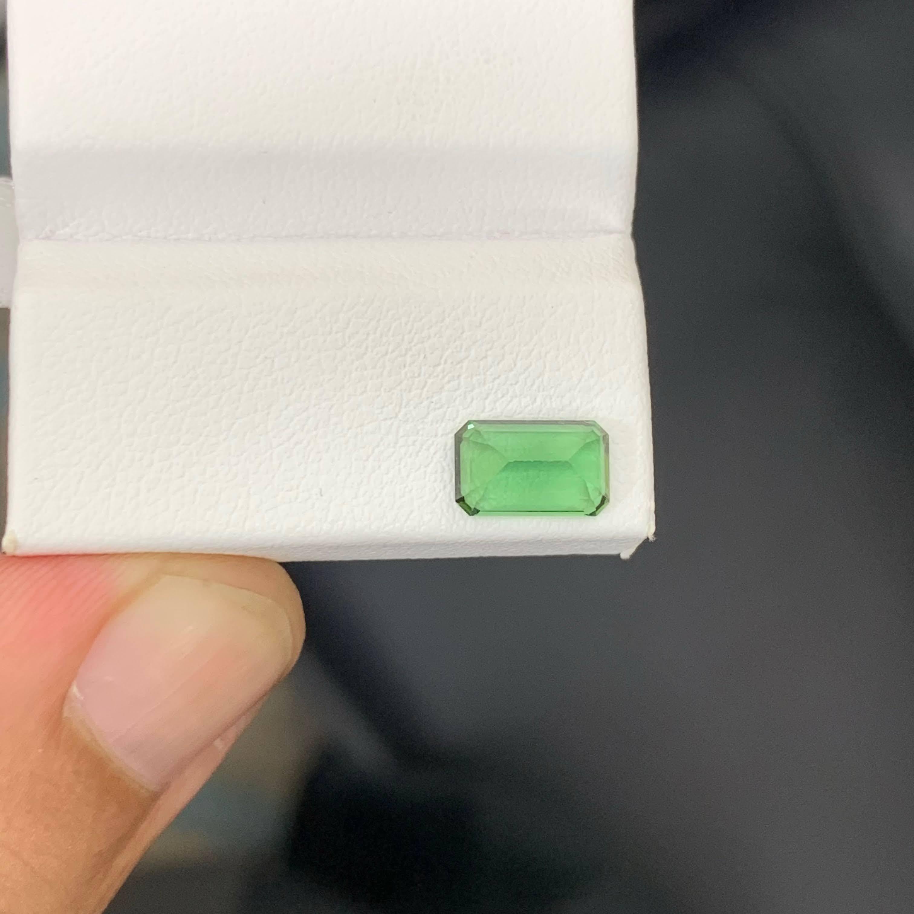 Taille émeraude 1.45 Carat Natural Loose Light Green Tourmaline Emerald Cut Afghan Gemstone (pierre précieuse afghane) en vente