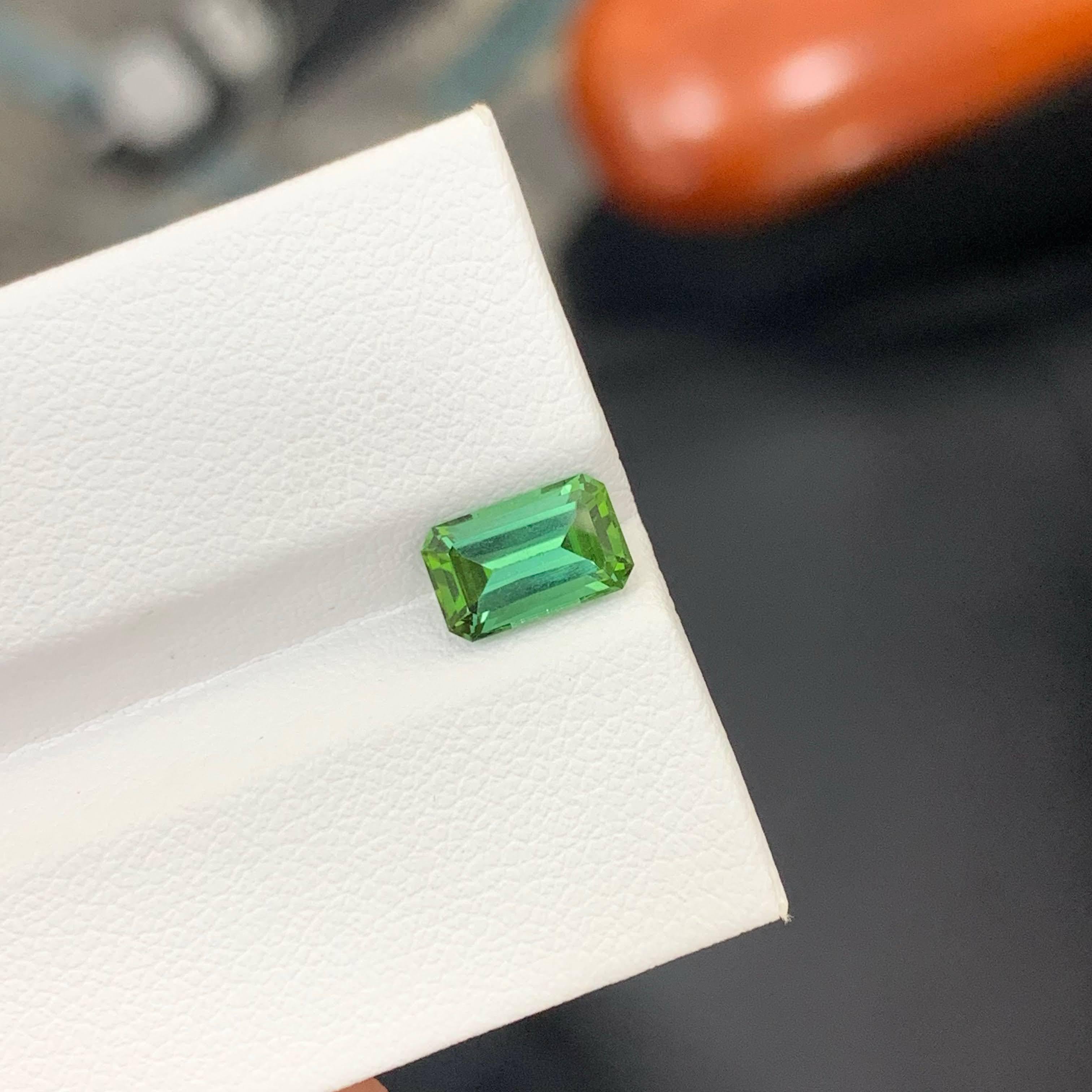 1.45 Carat Natural Loose Light Green Tourmaline Emerald Cut Afghan Gemstone (pierre précieuse afghane) Unisexe en vente
