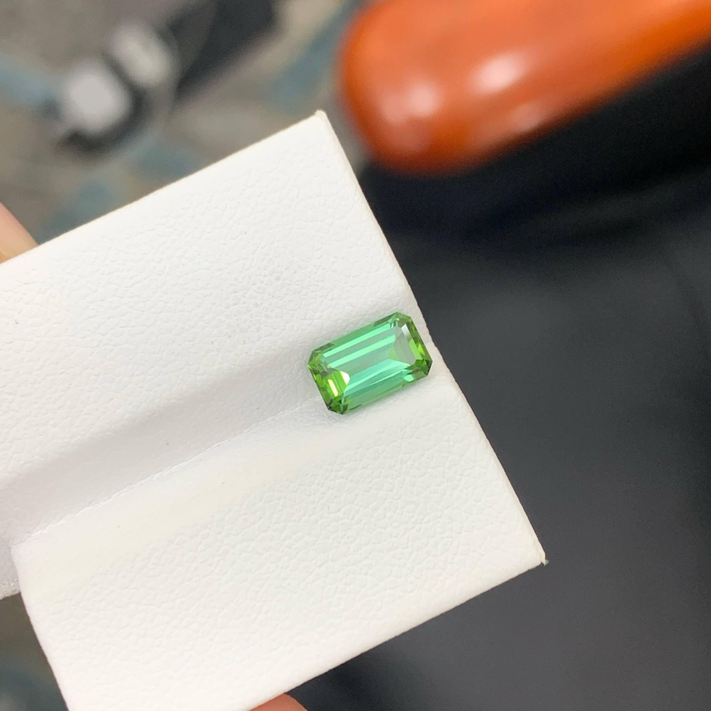 1.45 Carat Natural Loose Light Green Tourmaline Emerald Cut Afghan Gemstone (pierre précieuse afghane) en vente 1