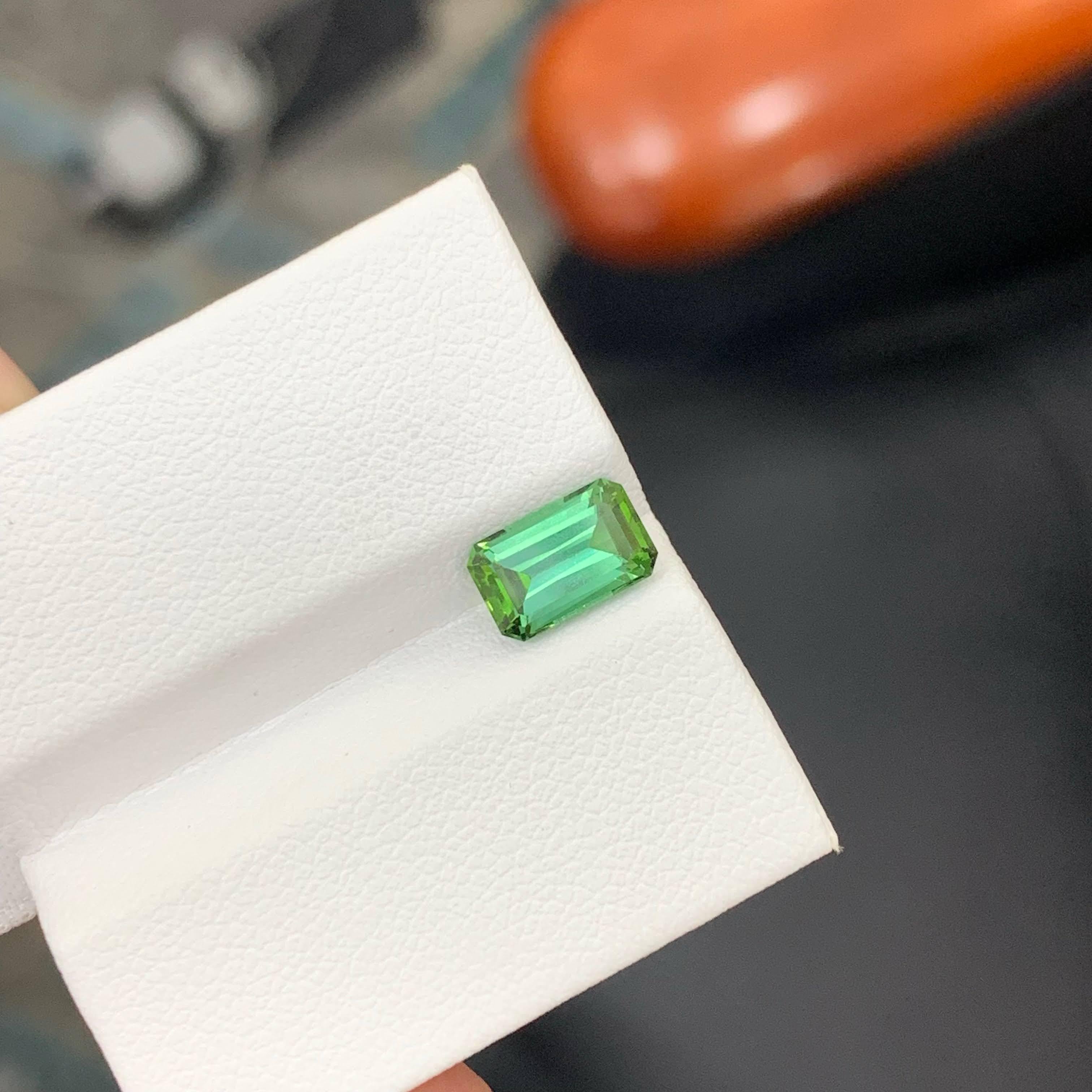 1.45 Carat Natural Loose Light Green Tourmaline Emerald Cut Afghan Gemstone (pierre précieuse afghane) en vente 2