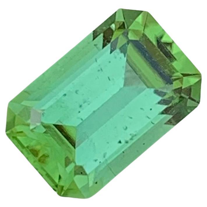 Tourmaline verte menthe naturelle non sertie de 1.45 carats en forme d'émeraude pour bague 