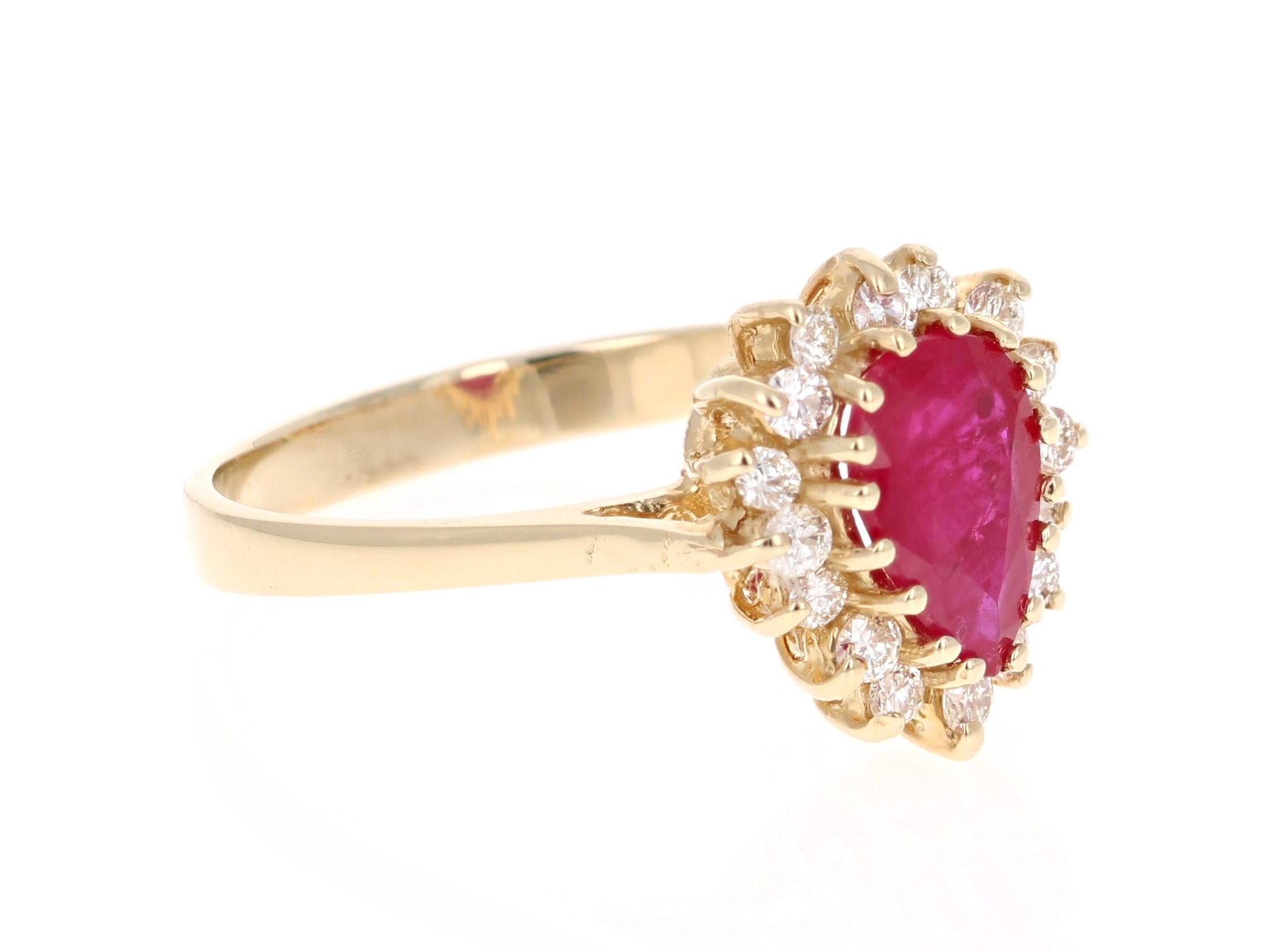 Einfach schöner Rubin-Diamant-Ring mit einem Rubin im Birnenschliff von 1,19 Karat, der von 16 Diamanten im Rundschliff mit einem Gewicht von 0,26 Karat umgeben ist. Das Gesamtkaratgewicht des Rings beträgt 1,45 Karat. Die Reinheit und Farbe der