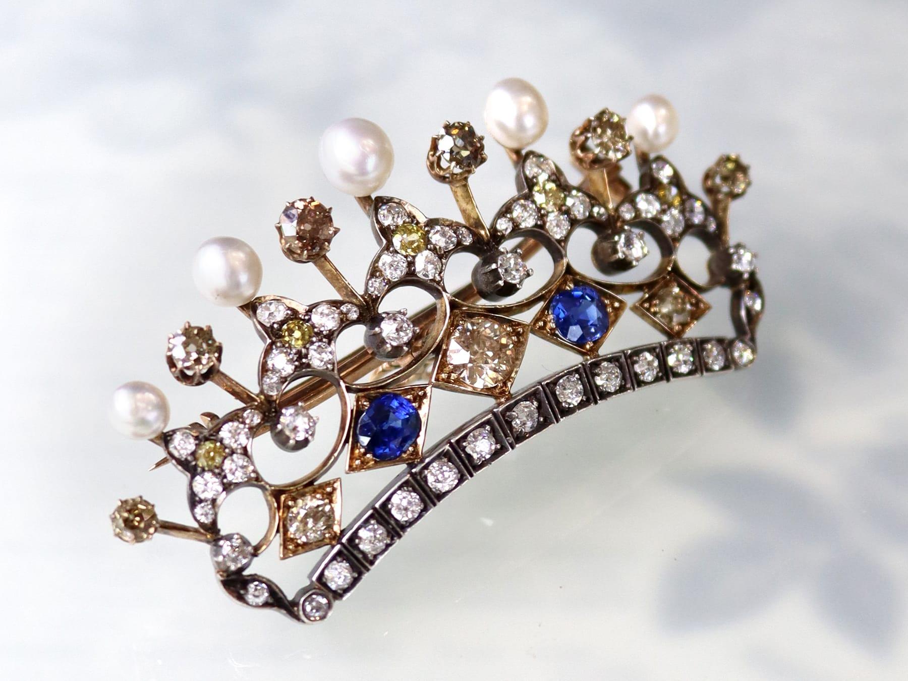 Round Cut 1.45 Carat Sapphire, 6.16 Carat Diamond and Natural Pearl Gold Crown Brooch For Sale