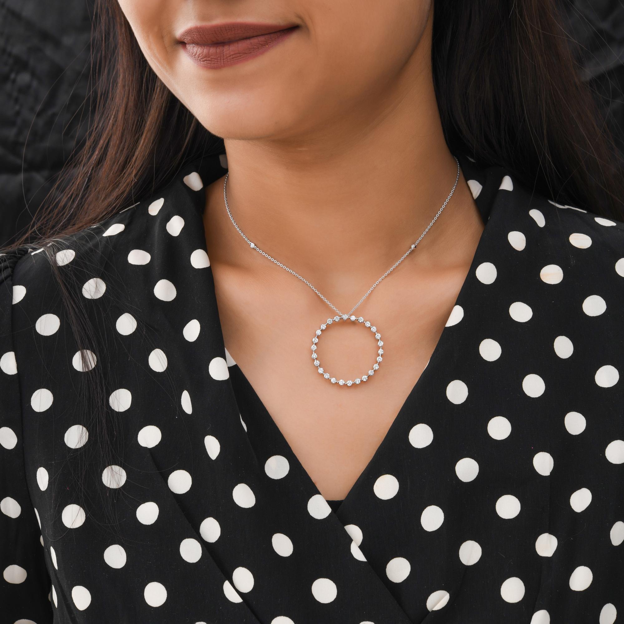 Dieser 1,45 Karat SI/H Diamant Open Circle 18 Karat Weißgold Anhänger Kette Halskette verfügt über rund geschliffene Diamanten in der Kreisform machen einen großen runden Anhänger besetzt.
Diamanten sind ein universelles Symbol für Ewigkeit und