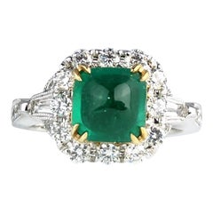 Bague en or 18 carats sertie d'une émeraude taille pain de sucre de 1,45 carat et de diamants