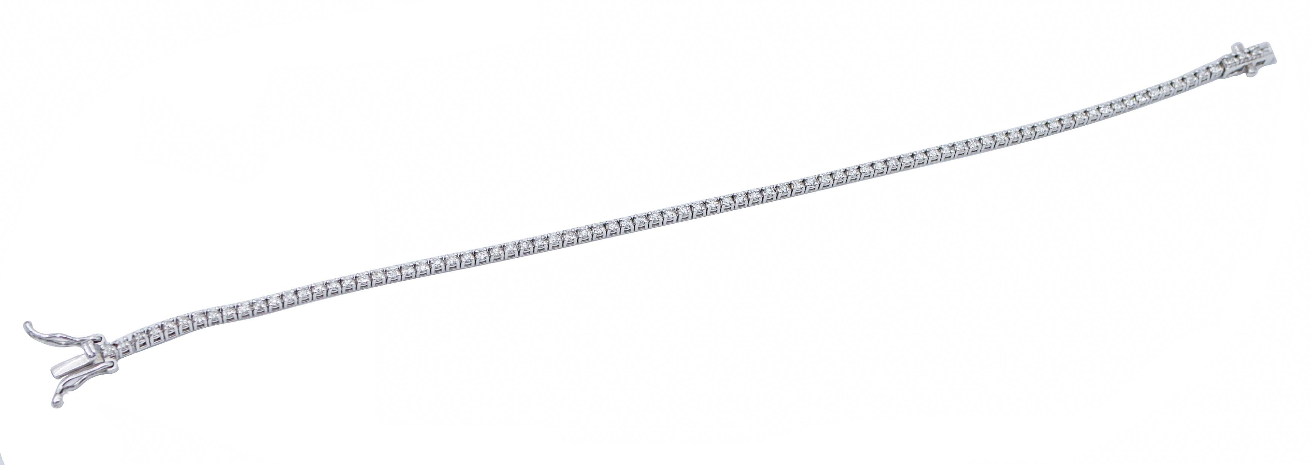 Wunderschönes Tennisarmband aus 14-karätigem Weißgold, besetzt mit weißen Diamanten.
Dieses Armband wurde vollständig von italienischen Goldschmiedemeistern handgefertigt und befindet sich in perfektem Zustand.
Diamanten 1,45 ct
Gesamtgewicht 6.30