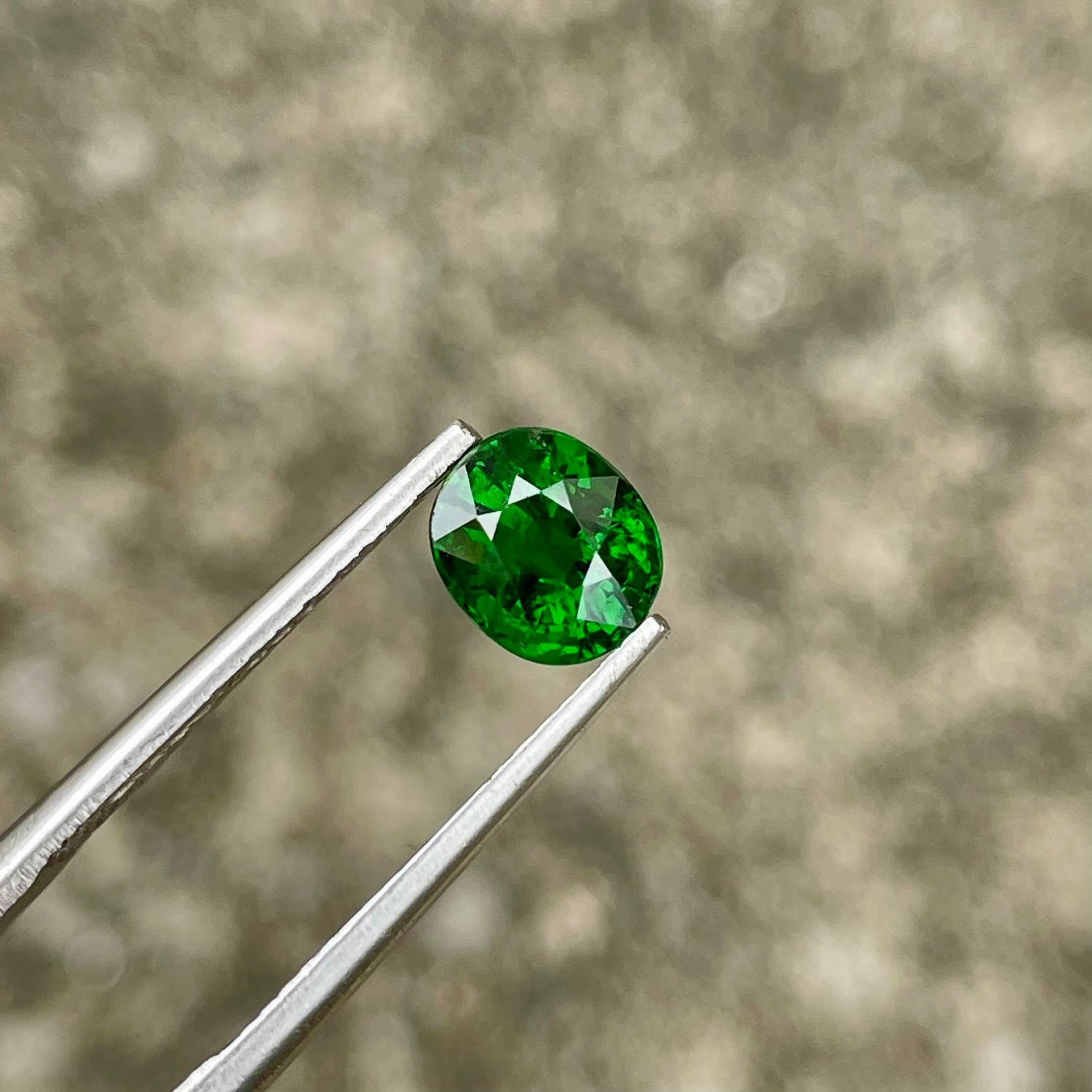 1.45 carats Green Tsavorite Garnet Stone Oval Cut Kenyan Gemstone In New Condition For Sale In Bangkok, TH