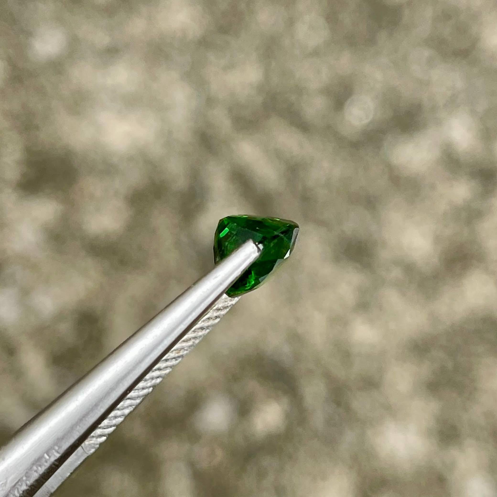 1.45 carats Green Tsavorite Garnet Stone Oval Cut Kenyan Gemstone For Sale 1