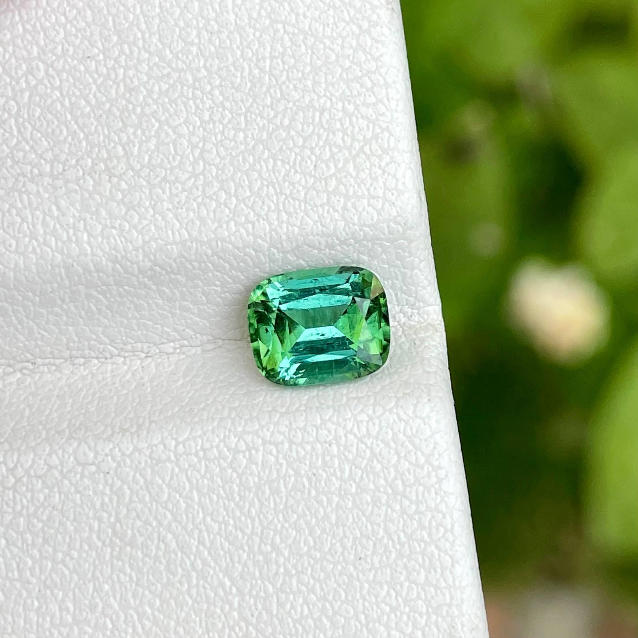 Peso 1,45 carati 
Dimensioni: 7,4x6,1x4,4 mm
Trattamento nessuno 
Origine Afghanistan 
Chiarezza SI
Forma del cuscino 
Tagliare un cuscino di fantasia



La tormalina verde menta da 1.45 carati, tagliata meticolosamente a forma di cuscino, è un