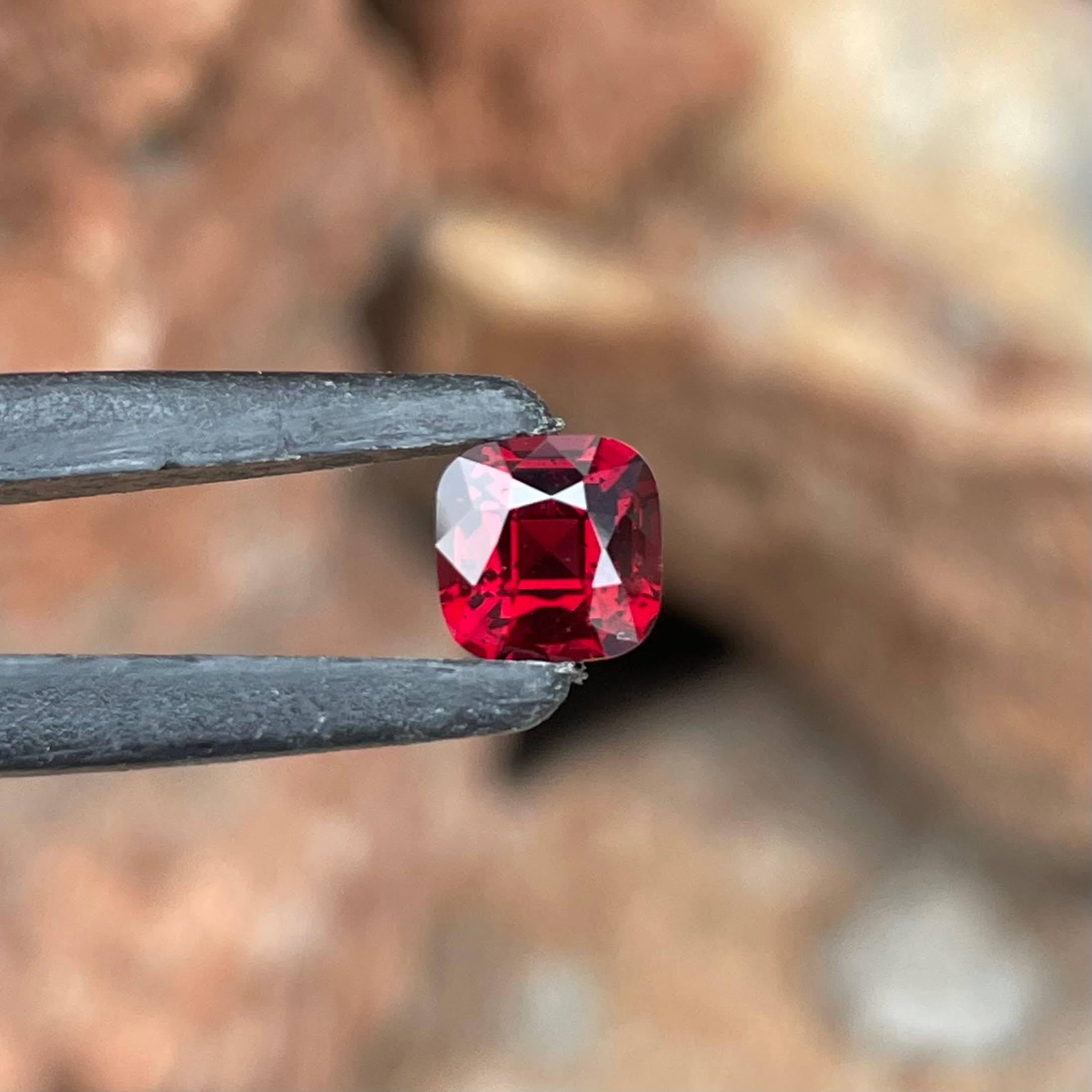 Moderne Pierre naturelle de Birmanie rouge non sertie de 1,45 carat, pierre spinelle taille coussin en vente