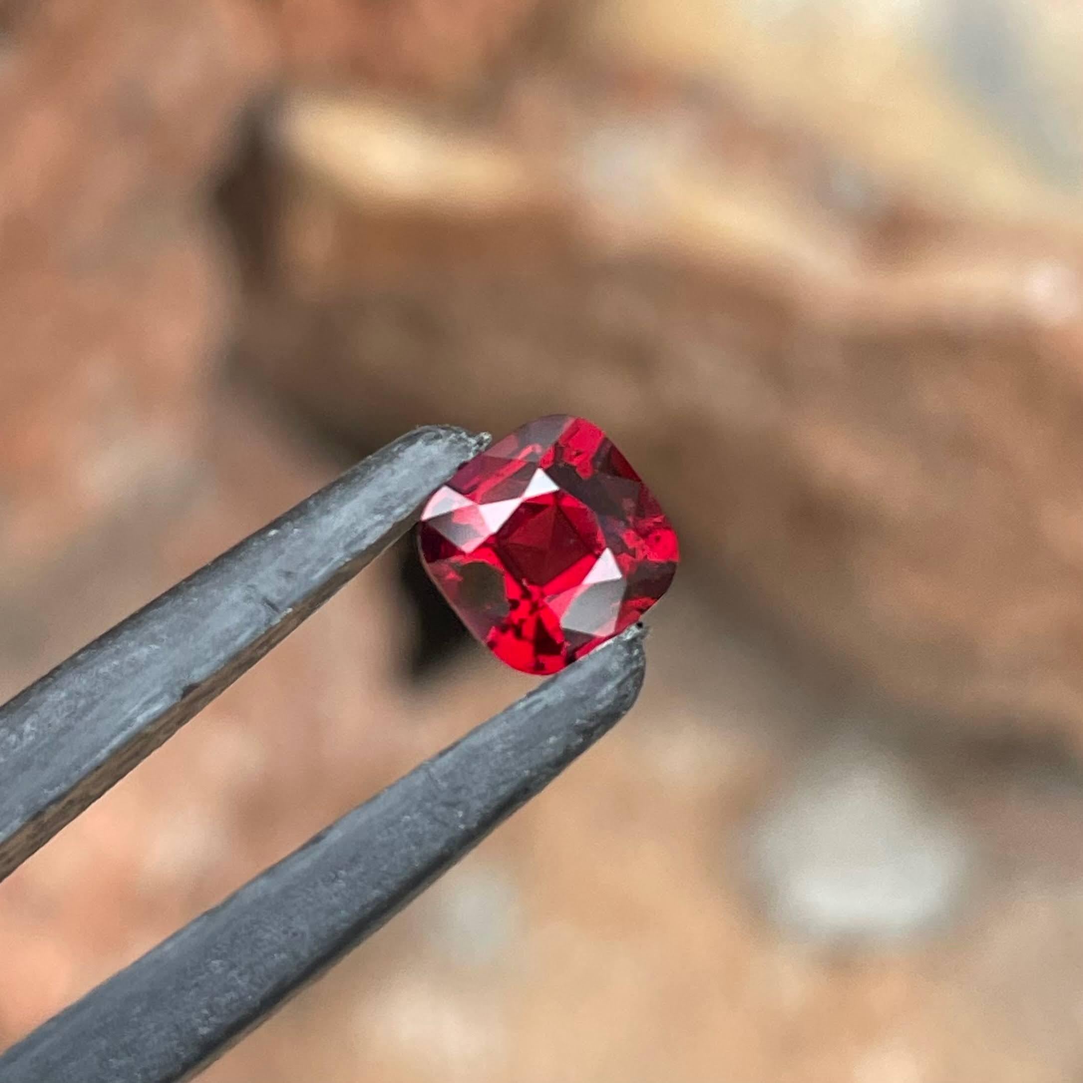 Taille coussin Pierre naturelle de Birmanie rouge non sertie de 1,45 carat, pierre spinelle taille coussin en vente
