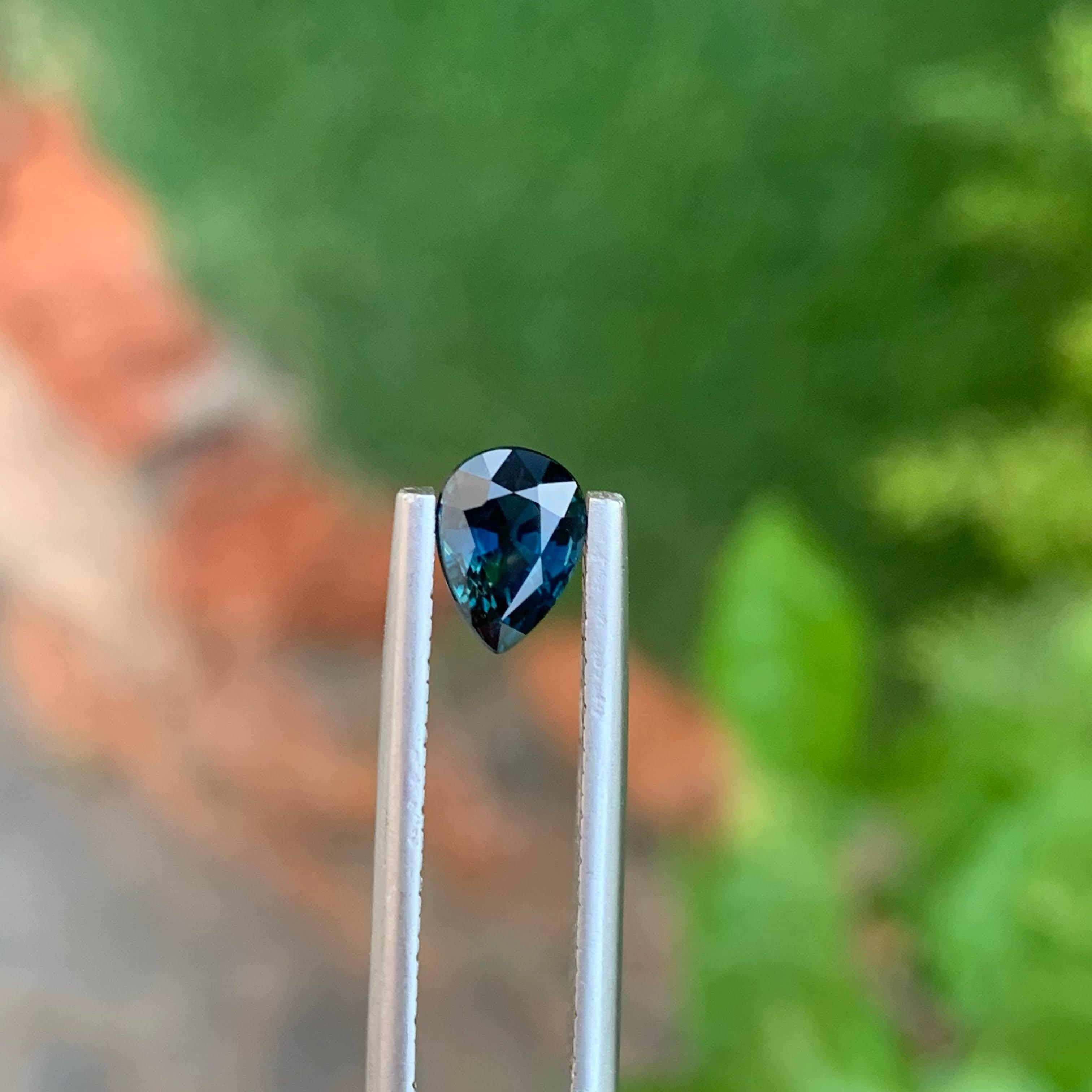 Peso 1,45 carati 
Dimensioni 7,1x5,2x5,8 mm
Trattamento Riscaldato 
Origine Madagascar 
Chiarezza SI
Forma a pera 
Tagliare la pera  



Questa squisita gemma di zaffiro da 1,45 carati, abilmente tagliata in un'affascinante forma a pera, proviene