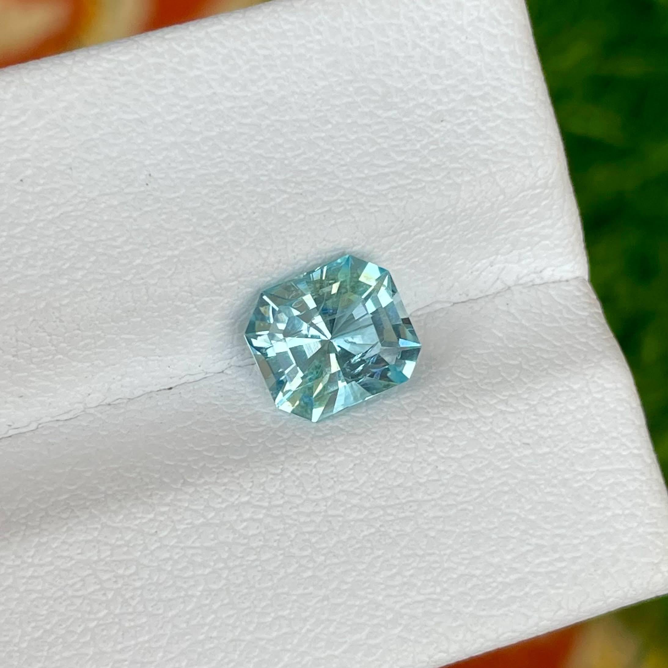 Gewicht 1,45 Karat 
Abmessungen 7,57x6,69x4,87 mm
Behandlung keine 
Herkunft Nigeria 
Klarheit VVS
Form Achteck 
Maßgeschneiderte Präzision schneiden 


Dieser exquisite Edelstein besticht durch einen 1,45 Karat schweren Sea Blue Aquamarin von