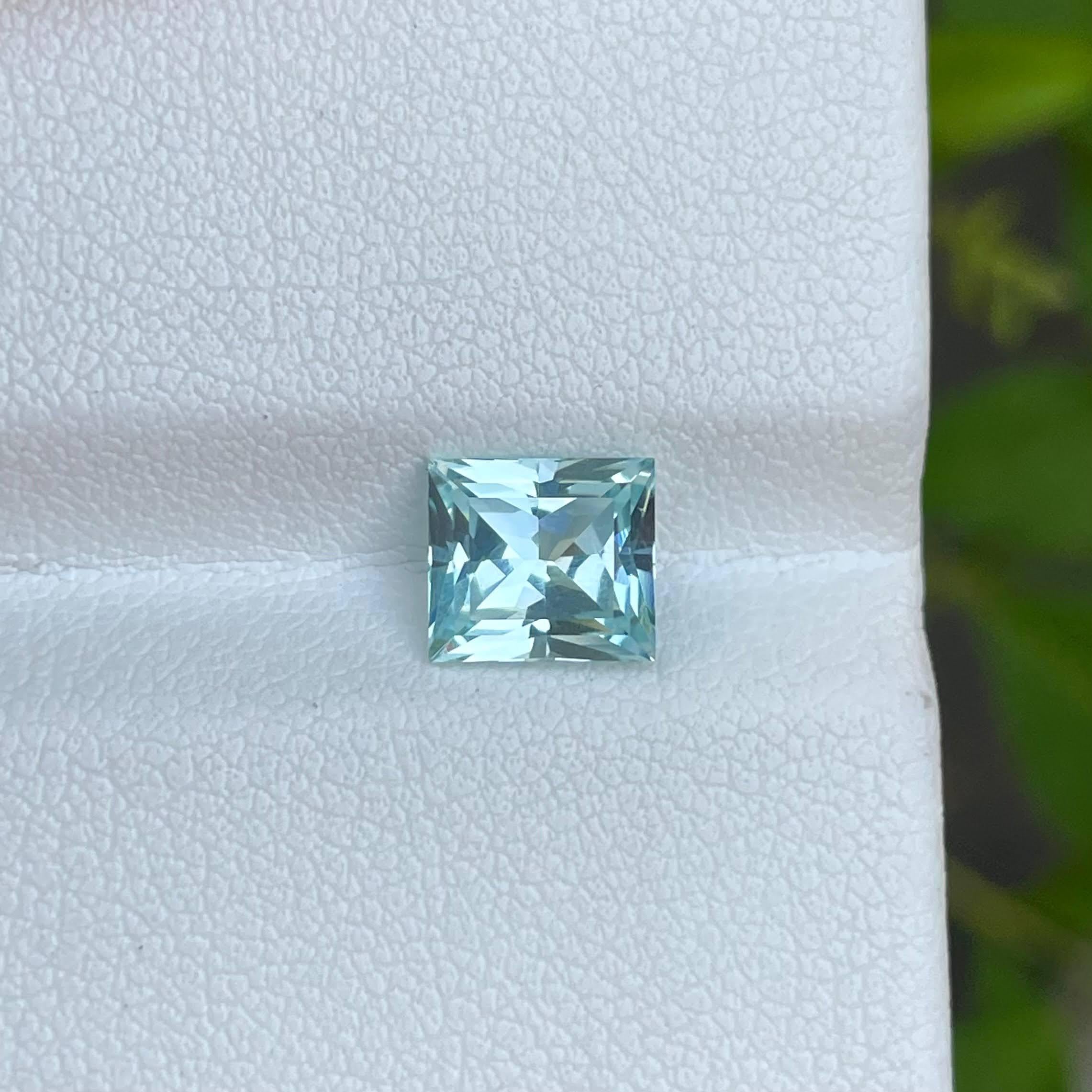 Modern 1.45 carats Sea Blue Aquamarine Stone Baguette Cut Natural Nigerian Gemstone For Sale