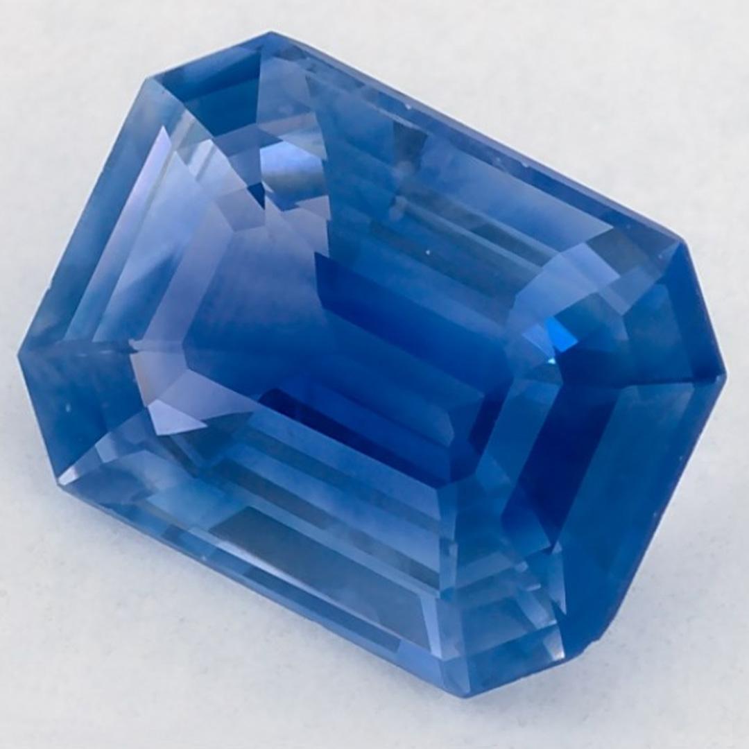 Pierre de naissance très précieuse du mois de septembre, d'un bleu ravissant. On pense qu'ils apportent chance et fortune dans la vie.

Explorez la vibrante collection d'émeraudes, de rubis et de saphirs de notre magasin, disponibles sous forme de
