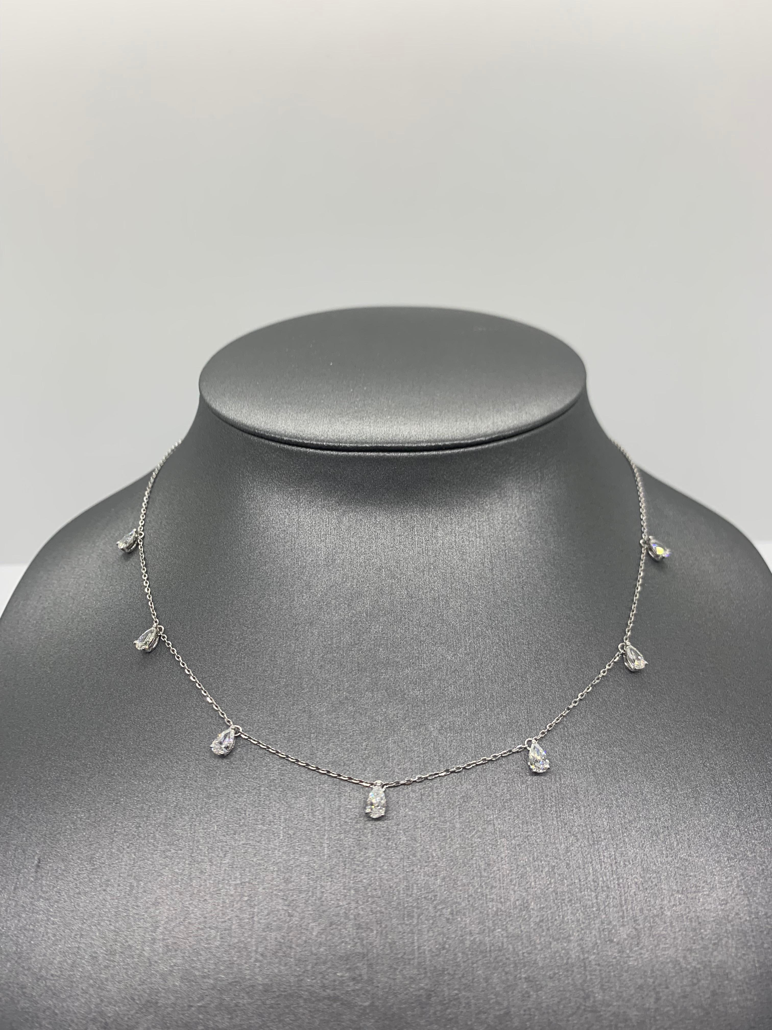 Taglio a goccia Collana con charm a forma di pera con diamante da 1,45 carati in oro bianco 18 carati in vendita