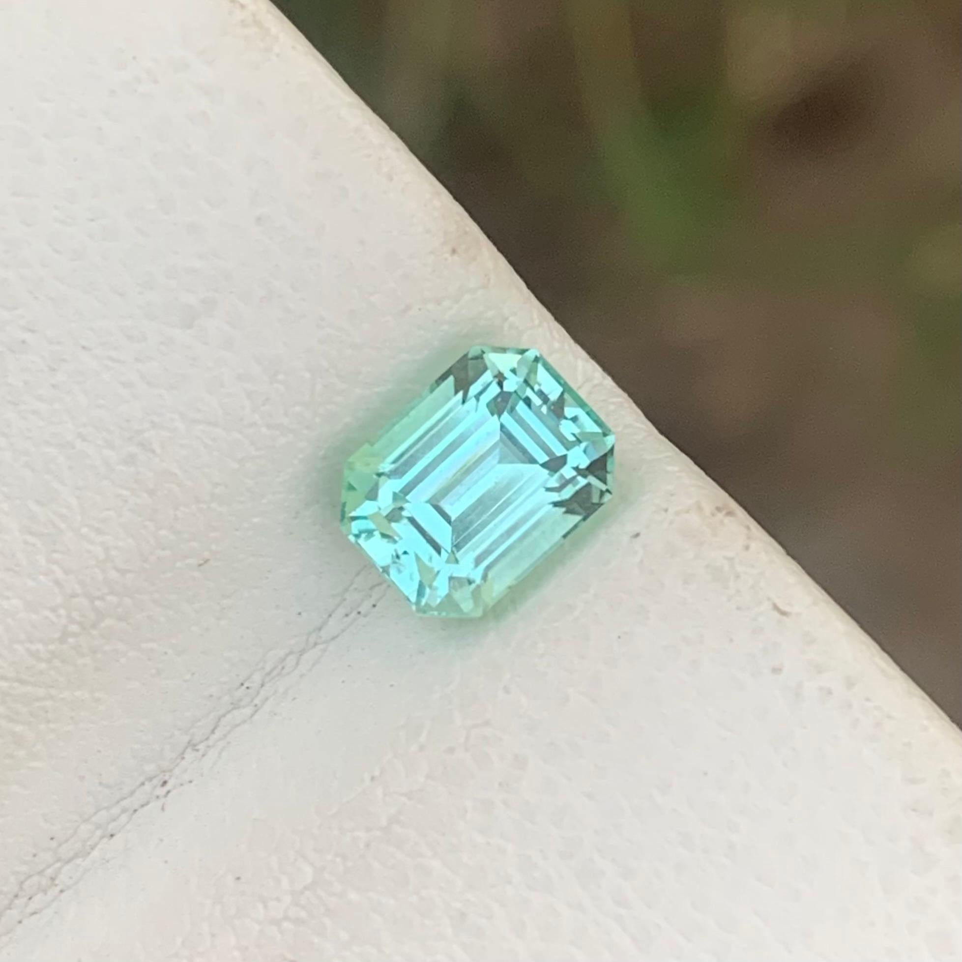 Loser Turmalin 
Gewicht: 1,45 Karat 
Abmessung: 7x5.4x4.8 Mm
Herkunft: Afghanistan 
Die Form: Smaragd 
Farbe: Hellgrün / Seafoam
Behandlung: Nicht
Der Meerschaumturmalin, eine Varietät des Turmalins, ist bekannt für seine ruhige und bezaubernde
