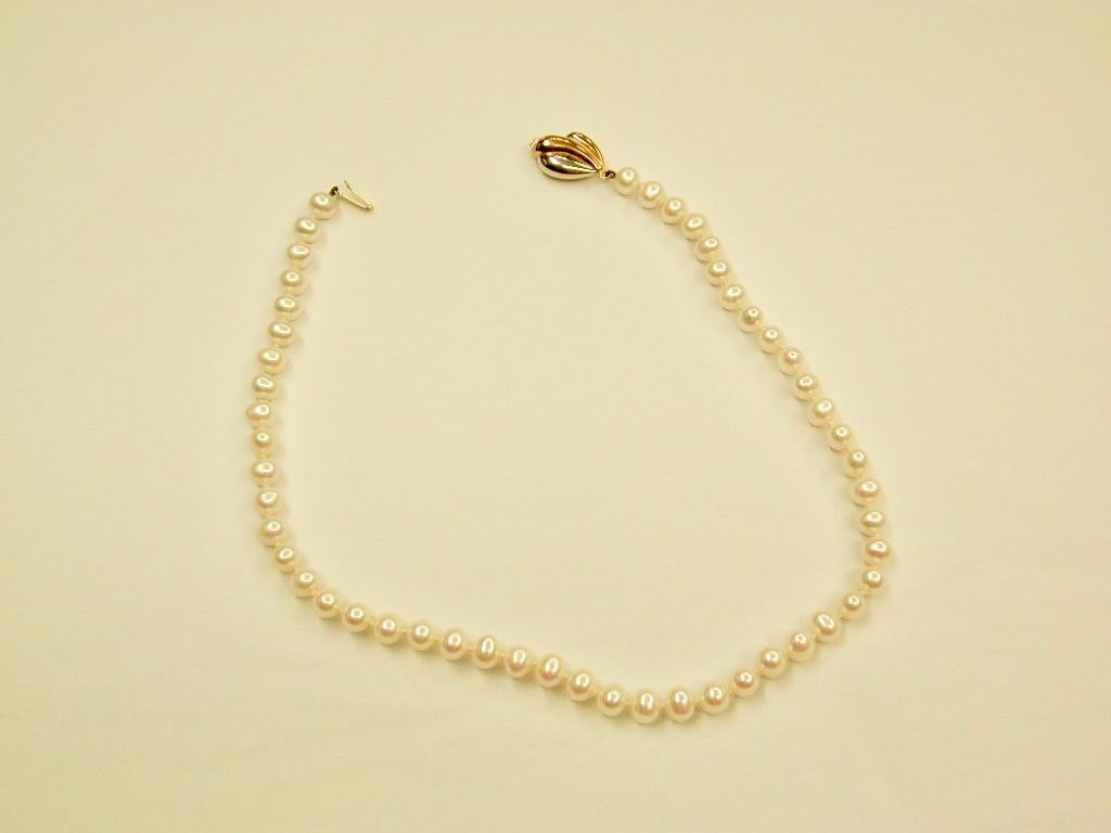 14.5 Inch Long Bouton Shaped Cultered Pearl Necklace With 9 ct Gold Snap
Knotted between each pearl for security.
Made in the 1980's.