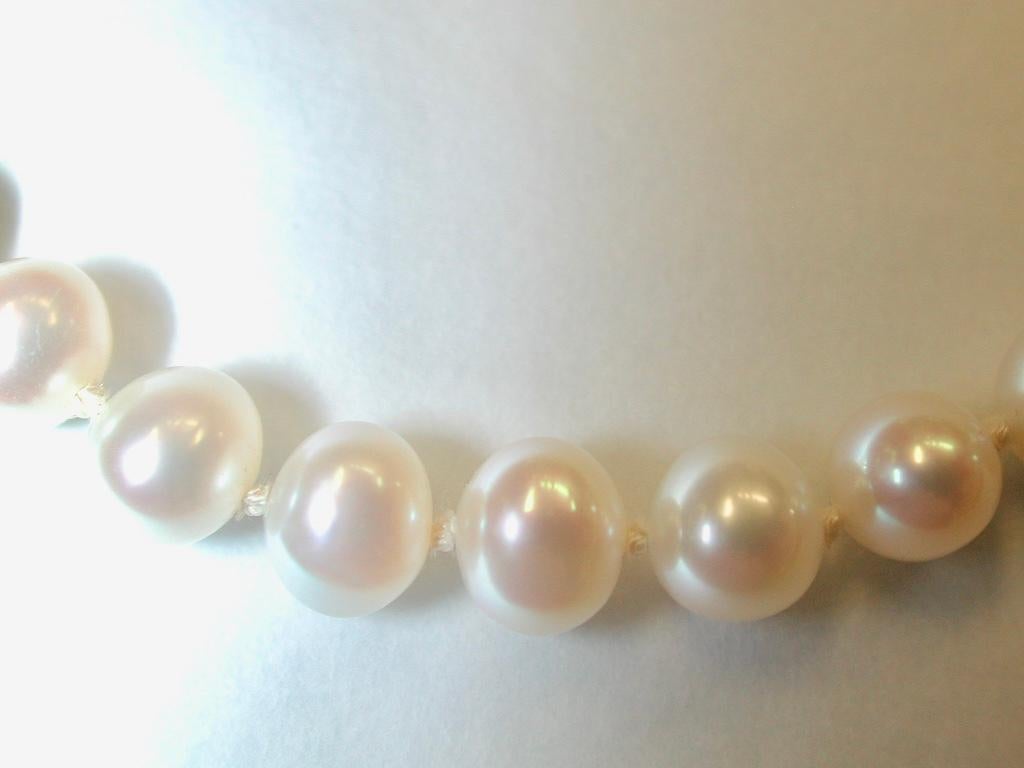 Modern Bouton Shaped Cultered Pearl Necklace with 9 Ct Gold Snap For Sale