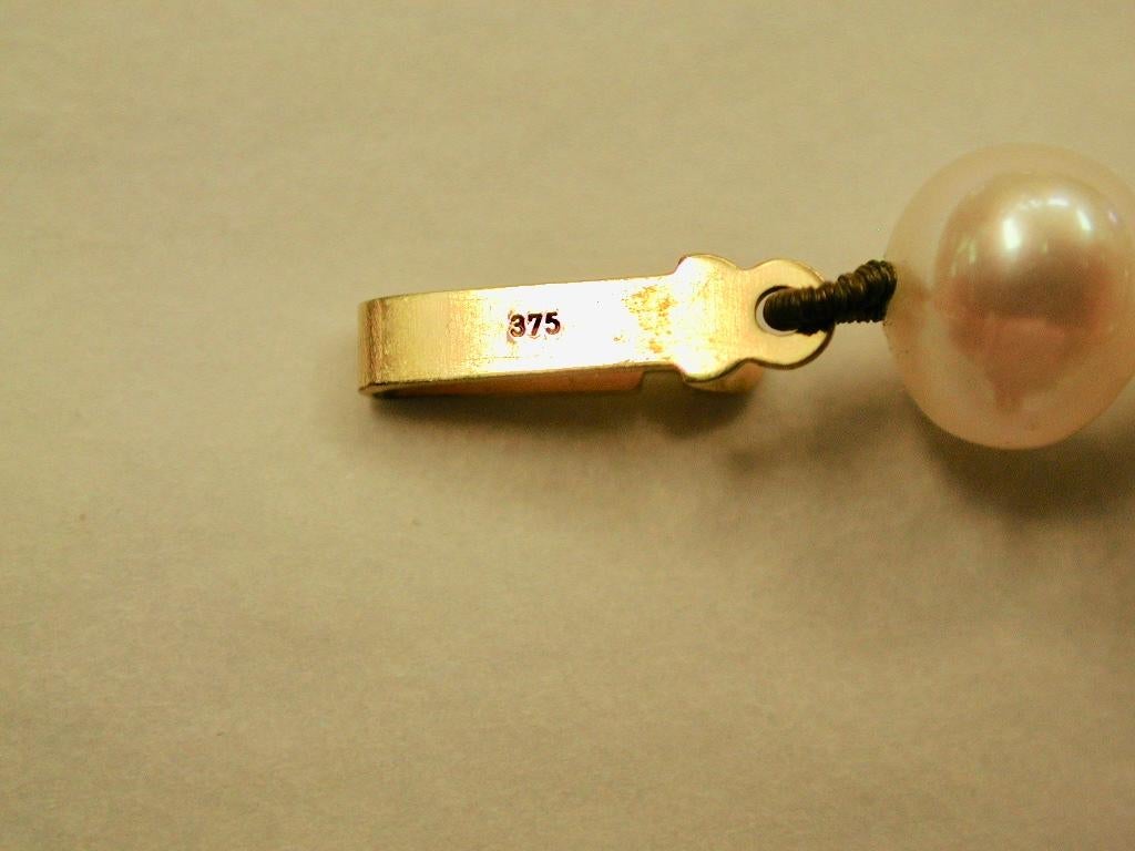 Bouton Shaped Cultered Pearl Necklace with 9 Ct Gold Snap In Excellent Condition For Sale In London, GB