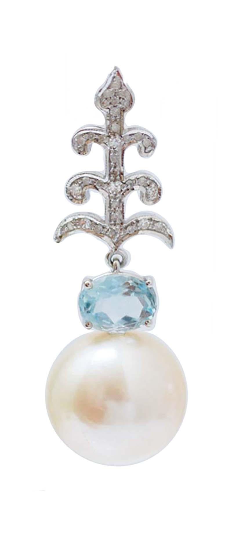 Preciosos pendientes en estructura de oro blanco de 14 kt montados con diamantes por toda la longitud. Debajo, un topacio y, como colgante, una perla.
Estos pendientes fueron hechos totalmente a mano por maestros orfebres italianos y están en