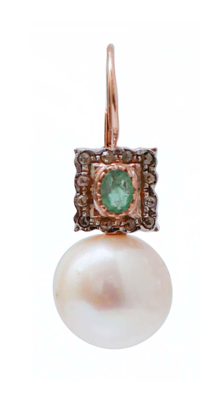 Amazing earrings in 9 kt rose gold and silver structure mounted with an emerald surrounded by a frame of diamonds and, below, a pearl.
Diamonds 0.60 ct
Emeralds  0.95 ct
Pearls 8.40 gr - 14.5 mm
Total Weight 13.60 gr
RF *GFEF

For any informations,