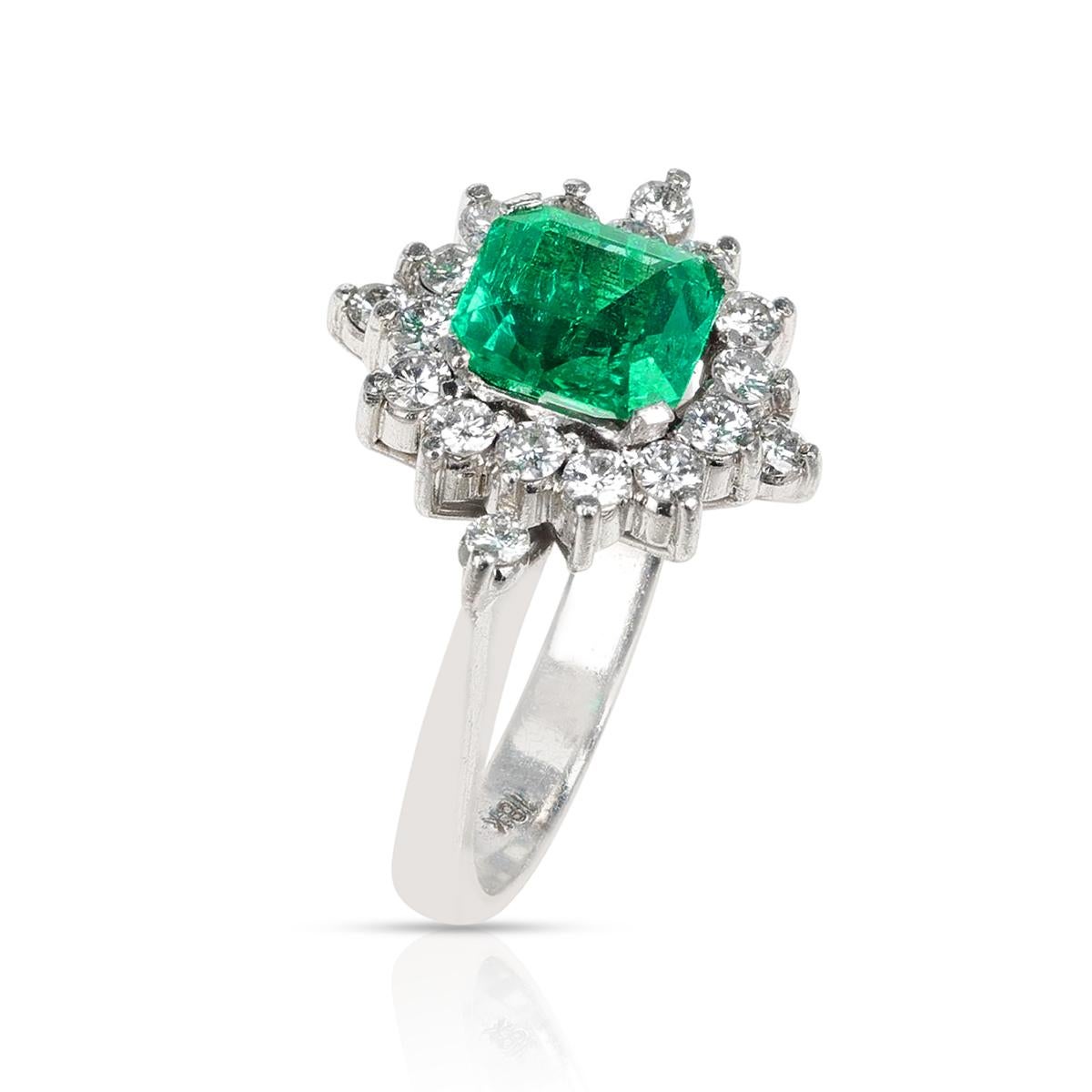 Ein 1,45 Quadrat Smaragd-Schliff und Diamant-Ring aus 18K Weißgold. Die Ringgröße ist US 5.75. Das Gesamtgewicht beträgt 5,64 Gramm. 

