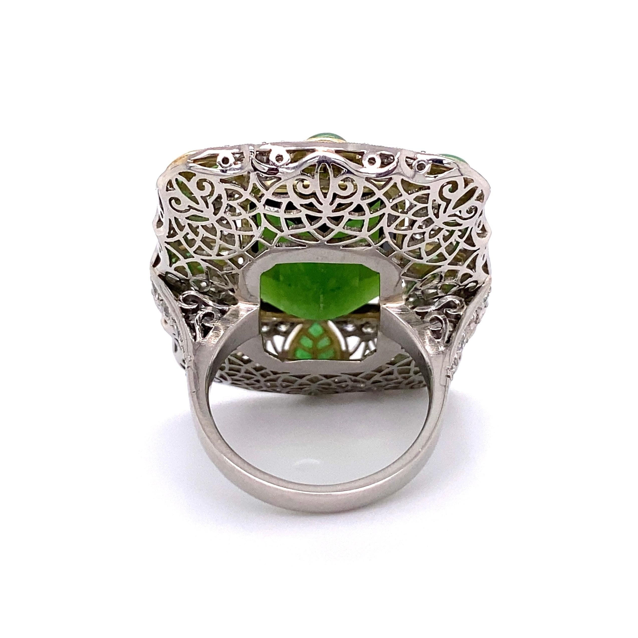 Taglio misto 14,50 carati di tormalina verde, giada e diamante, anello di platino Estate Jewelry in vendita