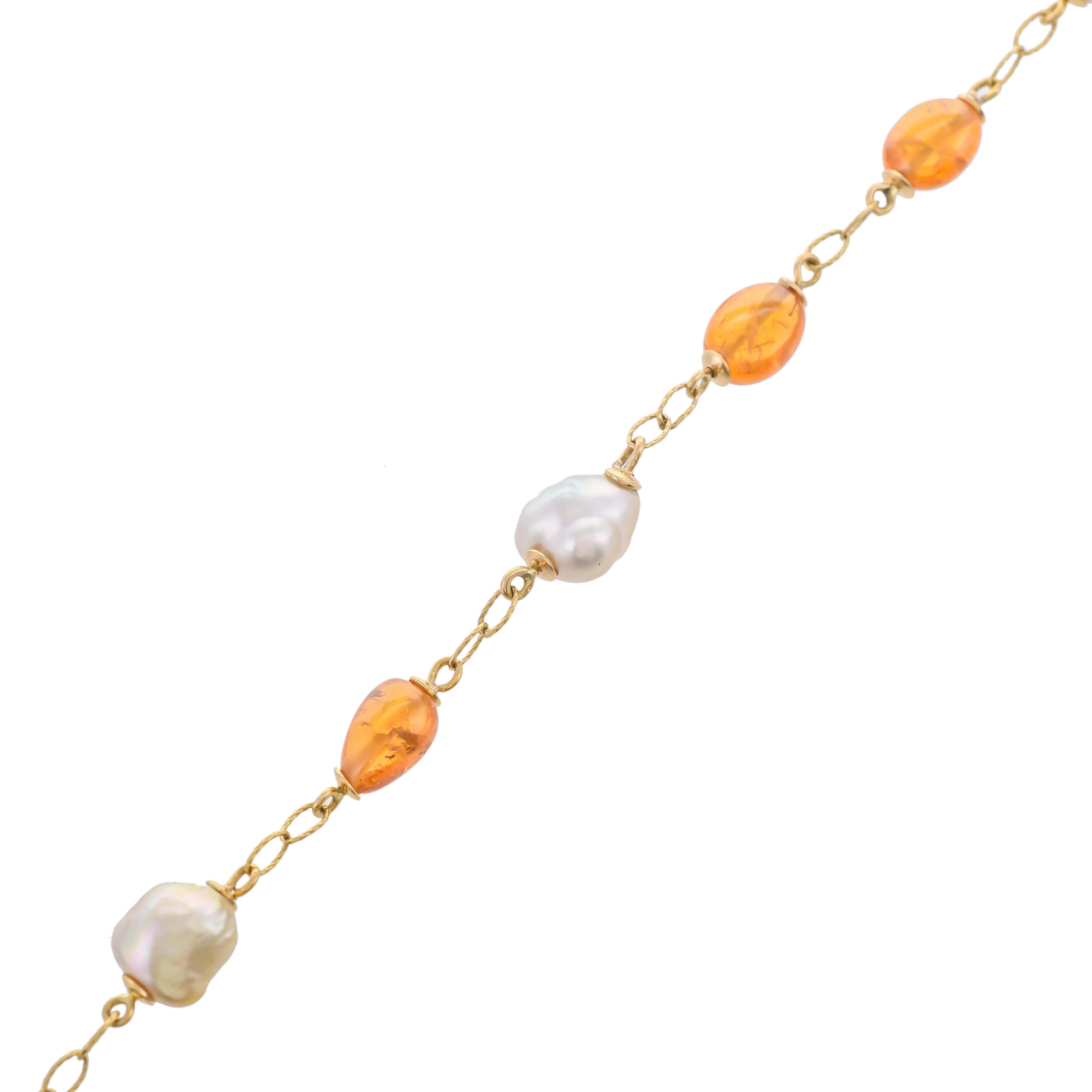 A stunning combination of 10.99 carats south sea pearls and 14.50 carats mandarin garnet. Further decorated with gold links adds gorgeousness to this 18 karats yellow gold bracelet.
Art of gifting: the Jewel is presented with 'Exquisite Fine