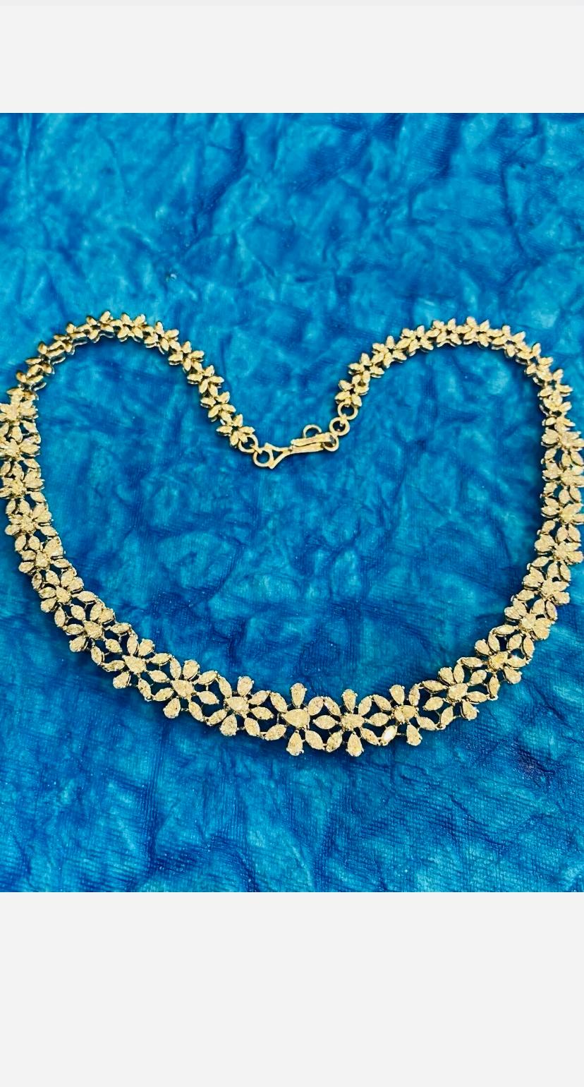 14.50 Carats Natural Diamonds Flowers Gold Necklace In New Condition For Sale In Massafra, IT