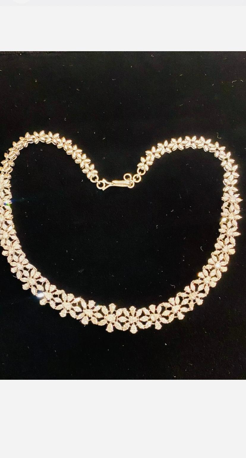 Women's 14.50 Carats Natural Diamonds Flowers Gold Necklace For Sale