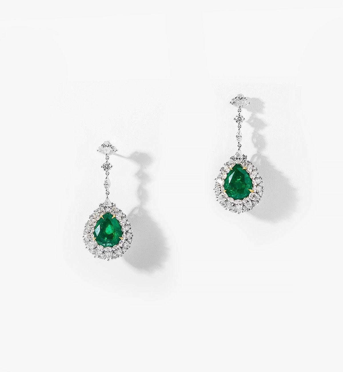 Modern 14.54 Carat Pear Shape Emerald with 6.76 Carat Diamonds Chandelier Earrings For Sale