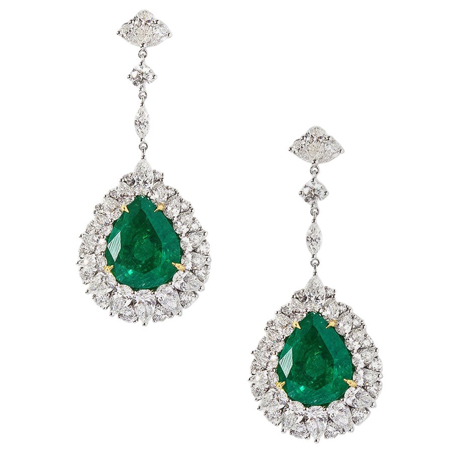 Boucles d'oreilles chandelier émeraude en forme de poire de 14,54 carats et diamants de 6,76 carats en vente