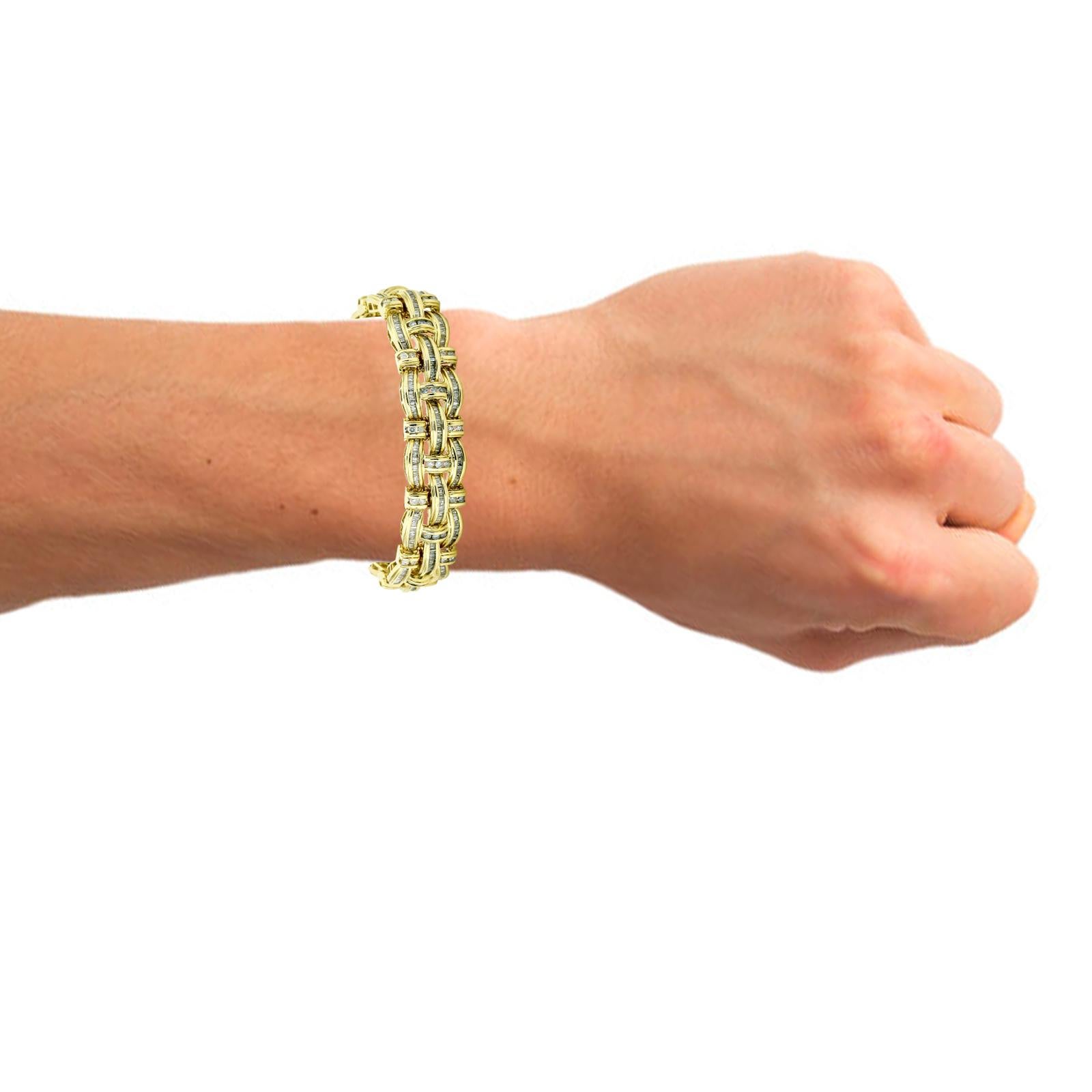 Men's diamond link bracelet in 14-karat yellow gold. Comes with appraisal. Retail replacement value according to appraisal $28,462.60. Diamond color H, clarity I. Push clasp. 

Size, Medium - Large (fits a wrist up to 7.5 inches)
Length, 8.375