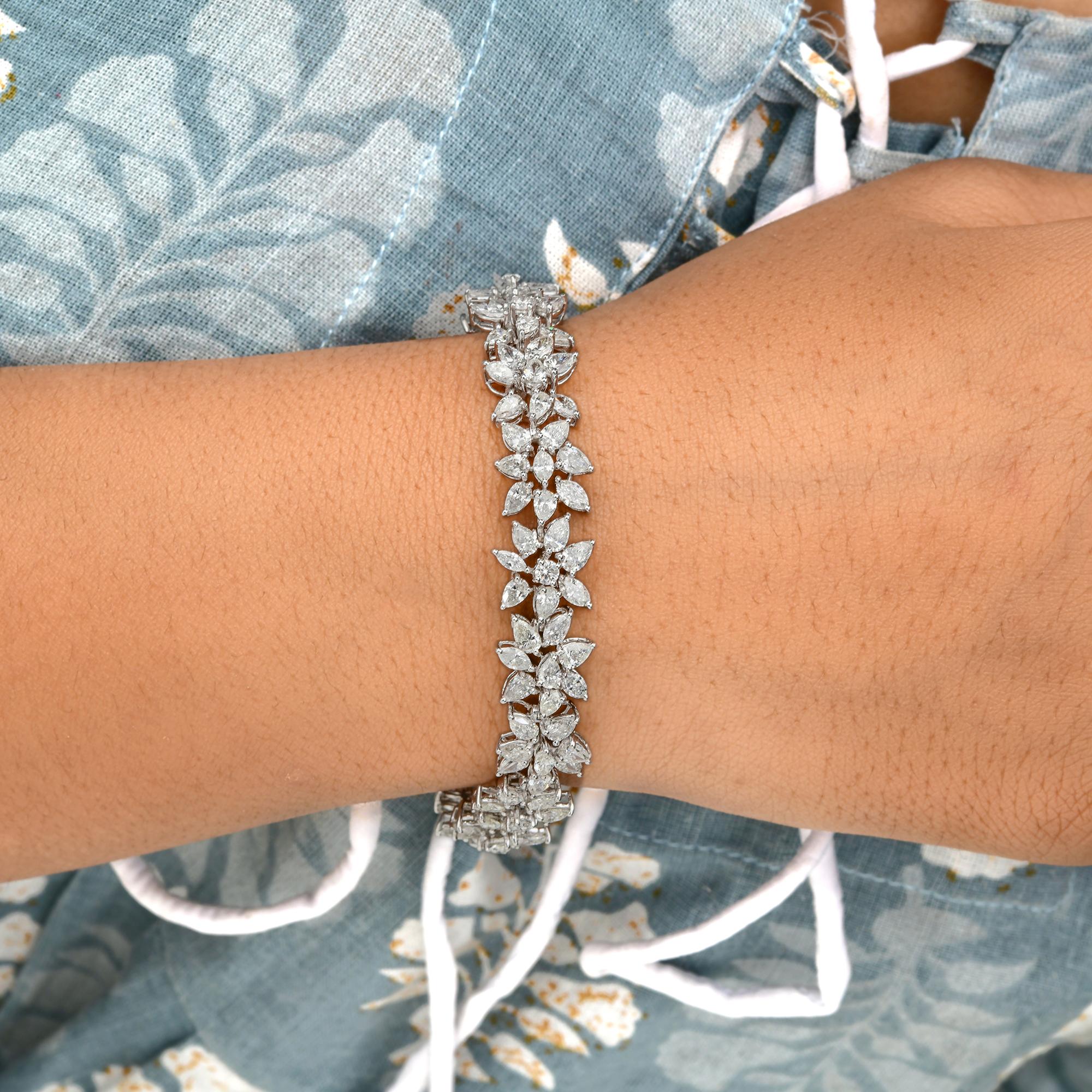 Bracciale di fidanzamento con cluster di diamanti certificati da 14,55 carati SI/H Oro bianco 18 carati
Il bracciale presenta un cluster di diamanti a taglio misto con motivi floreali incastonati in fila, per un bracciale di grande effetto. Con una