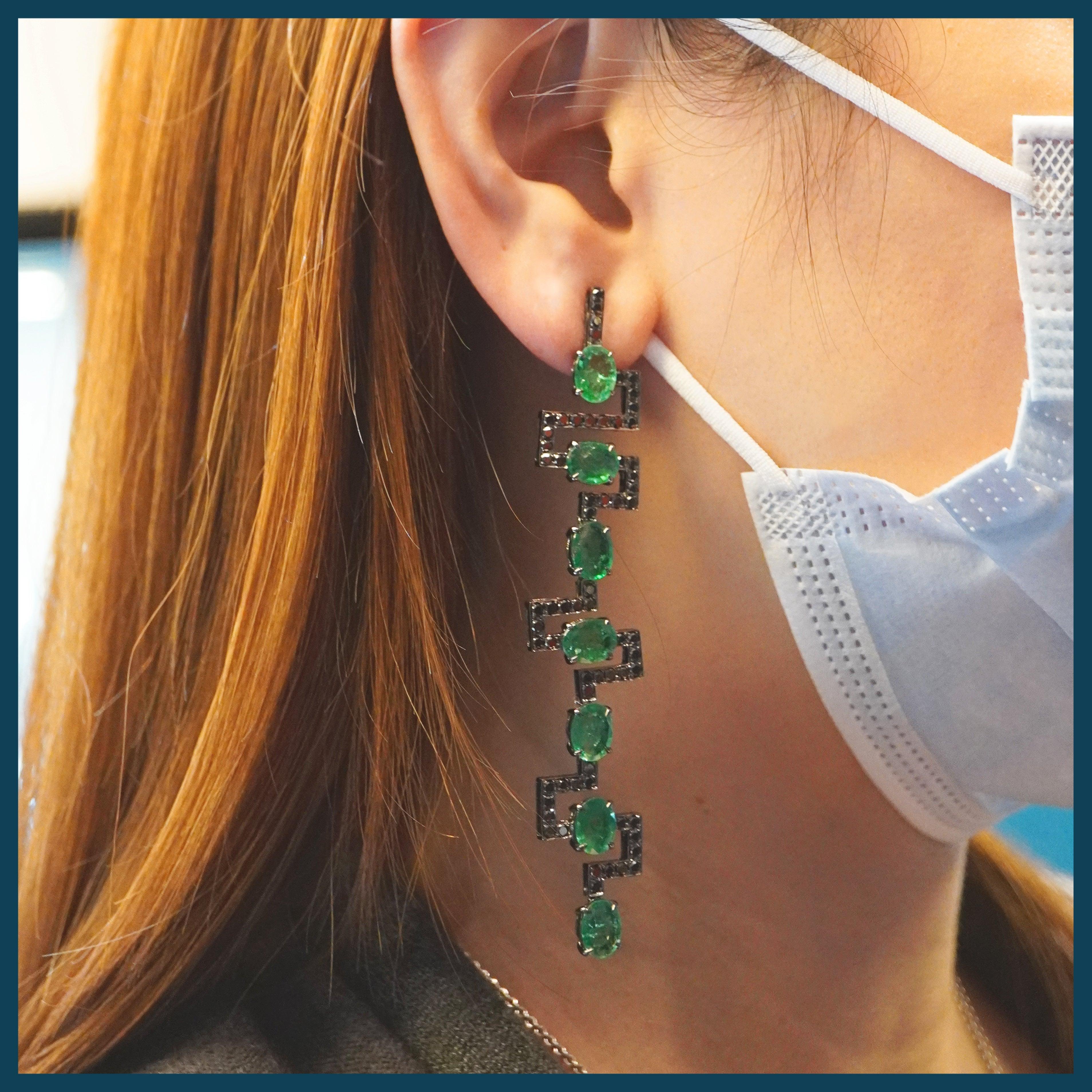 14.56 Karat kolumbianische Smaragde sind zusammen mit 2,49 Karat schwarzen Diamanten gefasst. Die Kombination aus Grün und Schwarz ist in diesem Zickzack-Ohrring wunderschön umgesetzt.
