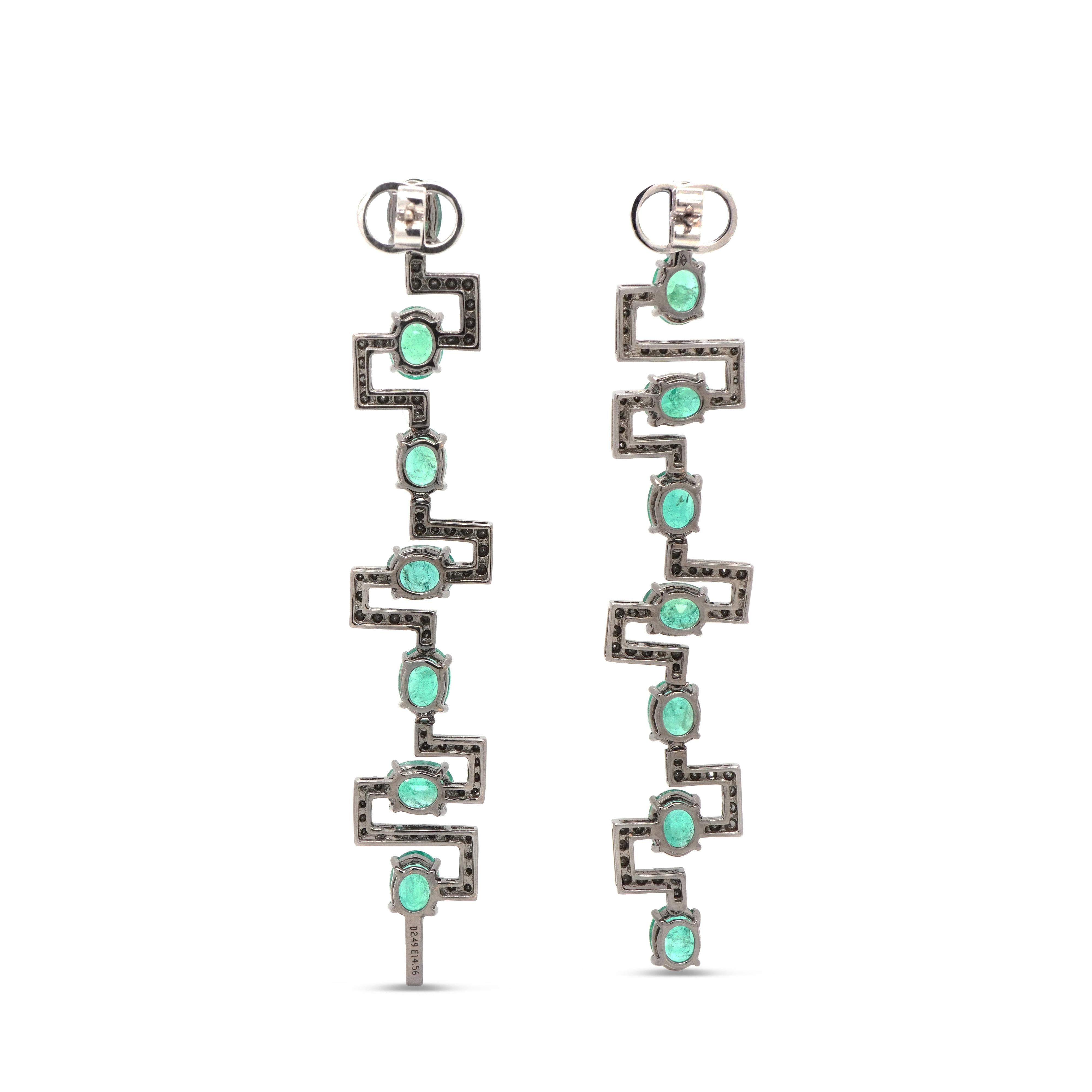 14.56 Carat Colombian Emerald and 2.49 Carat Black Diamond Zig Zag Earring In New Condition For Sale In Hung Hom, HK