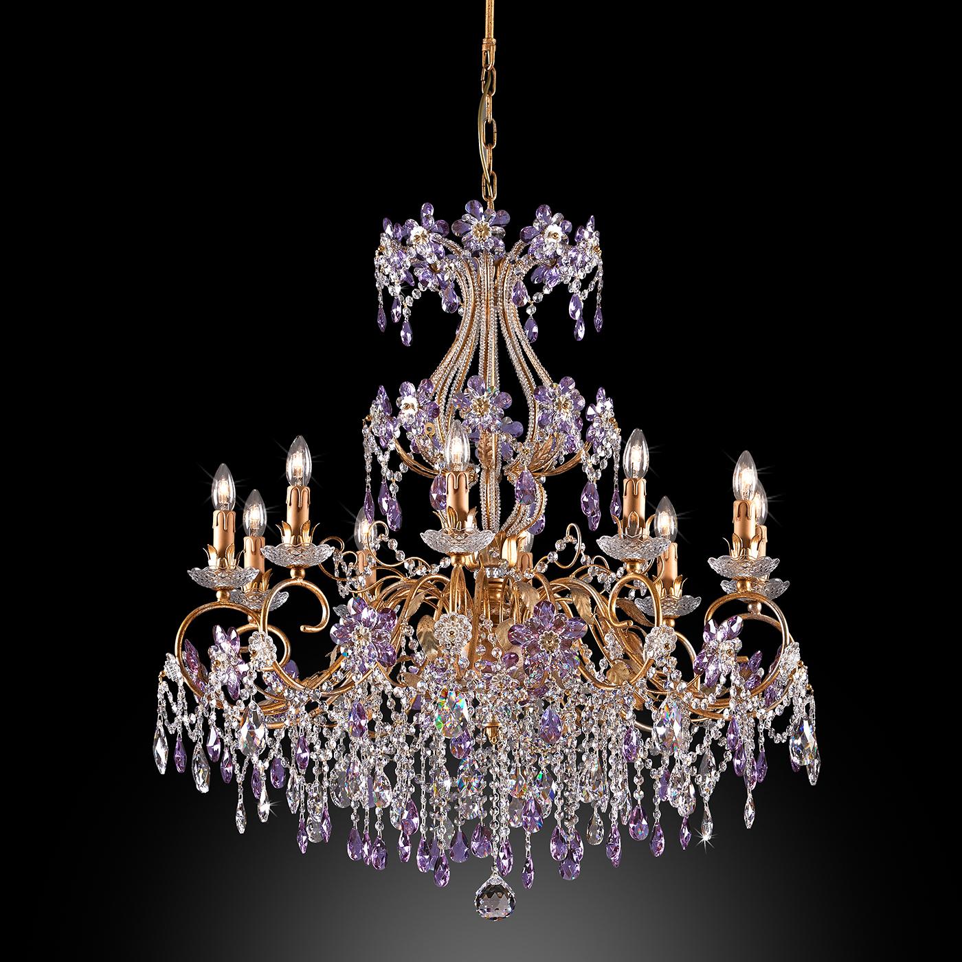 An opulent and unique 10-lights chandelier with meal structure, characterized by antiqued-gold leaf decorations and Asfour crystal chains. They deliver a beautiful visual effect thanks to the mix of transparent and Lilla colors. This original piece