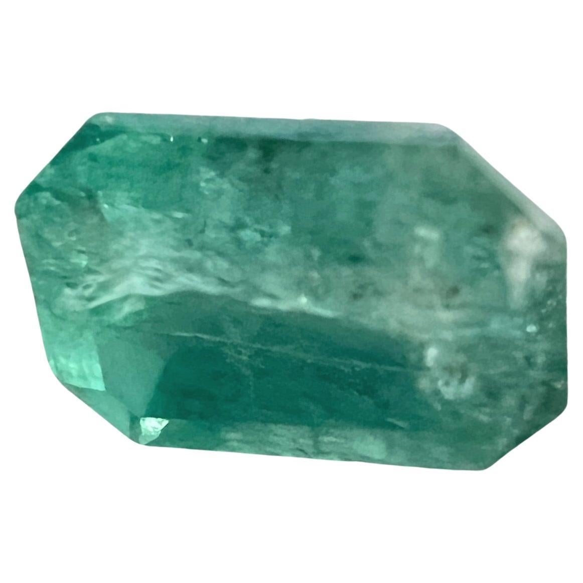 Descubre el incomparable encanto de nuestra Gema Esmeralda Natural de Nigeria, talla esmeralda, sin engrasar, de 1,45 ct, una obra maestra atemporal elaborada por las mejores manos de la naturaleza. Meticulosamente tallada en una clásica forma de