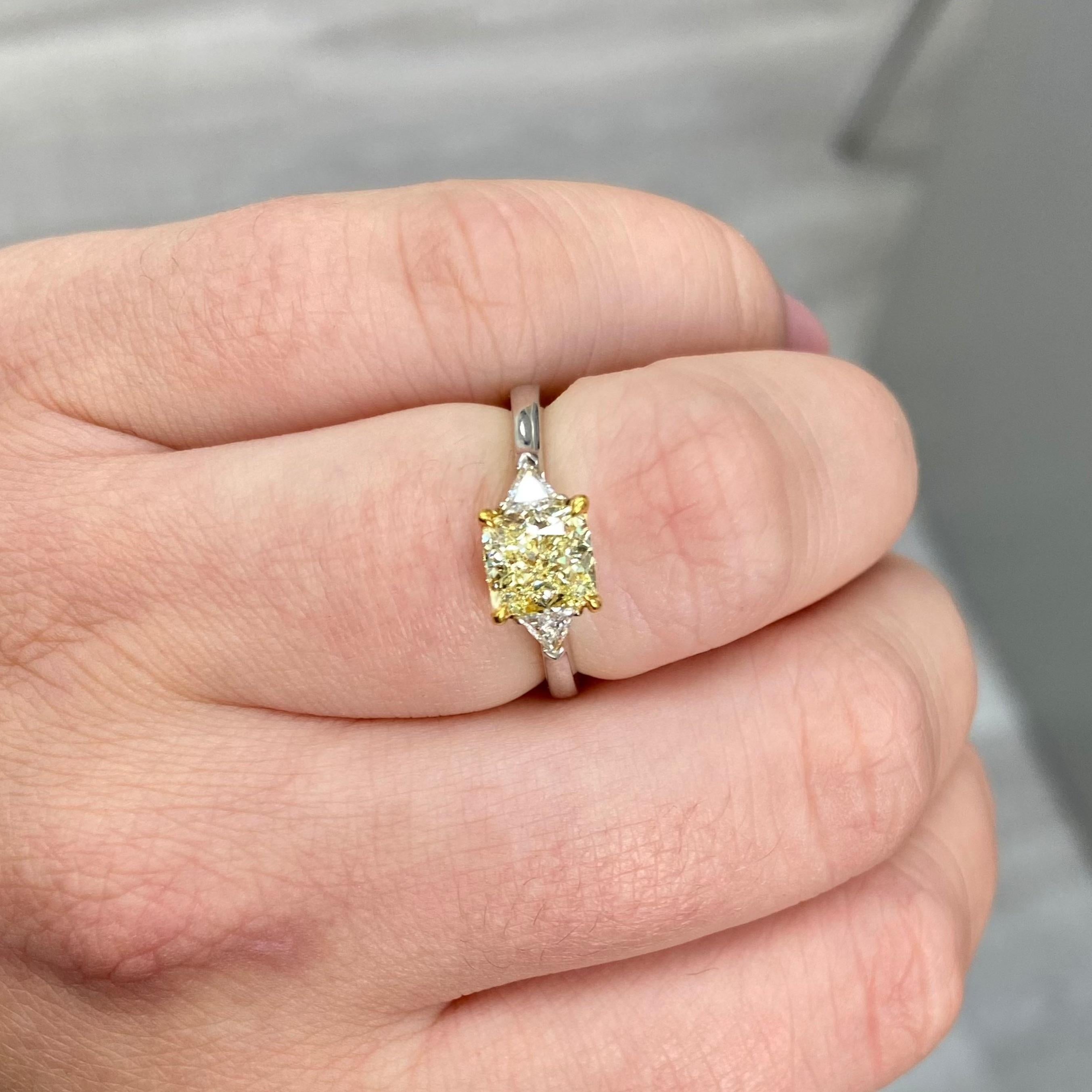 1.45ct Fancy Light Yellow Cushion Diamond Engagement Ring In New Condition For Sale In New York, NY