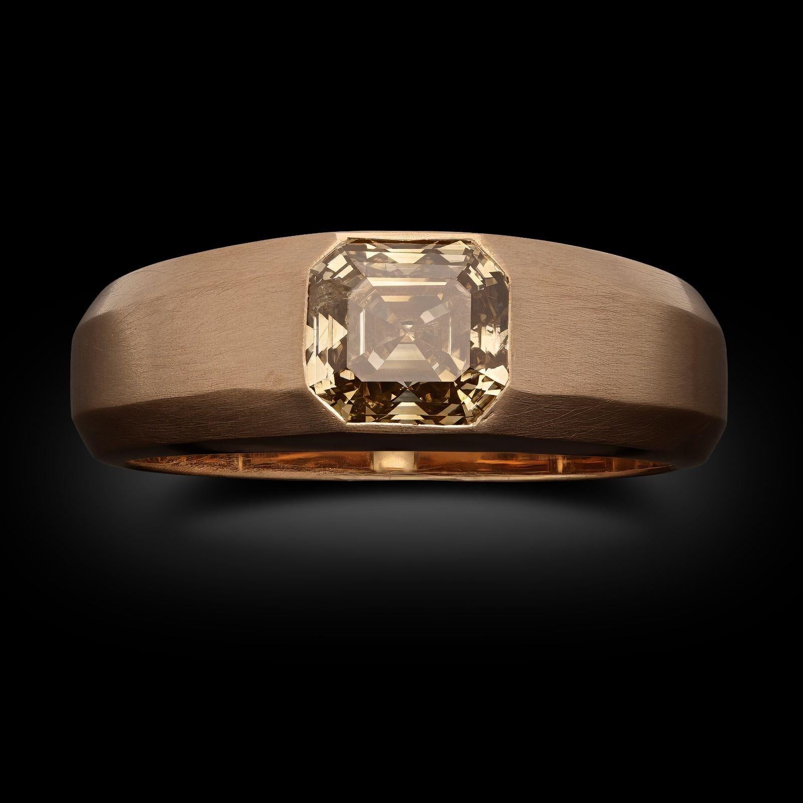 Schöpfer:
Hancocks
Zusammenfassung:
1,45ct Old Asscher Cut Fancy Farbe Diamond Set Ring in 18ct Gold
Beschreibung:
Ein Ring von Hancocks mit einem cognacfarbenen Diamanten im alten Schliff und einer Fassung aus 18 Karat Roségold. Der handgefertigte
