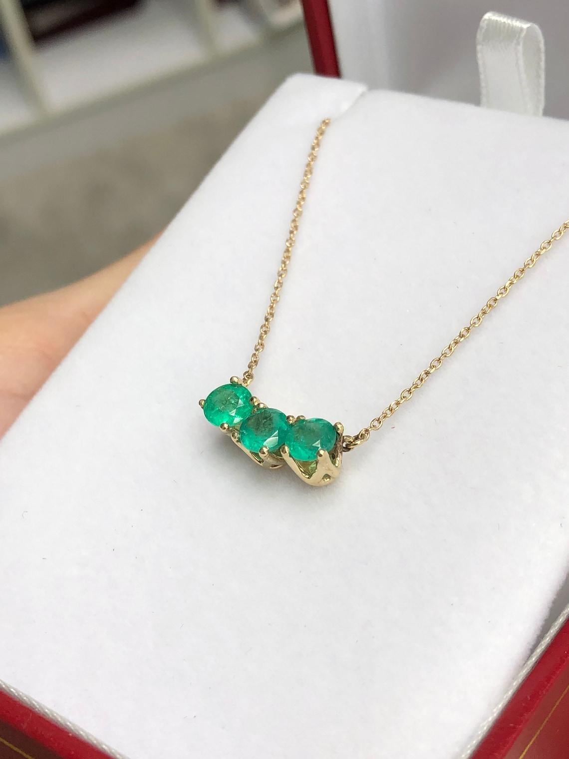 Moderno Collana con tre pietre di smeraldo da 1,45tcw 14K Collana con tre pietre di smeraldo naturale di maggio in vendita