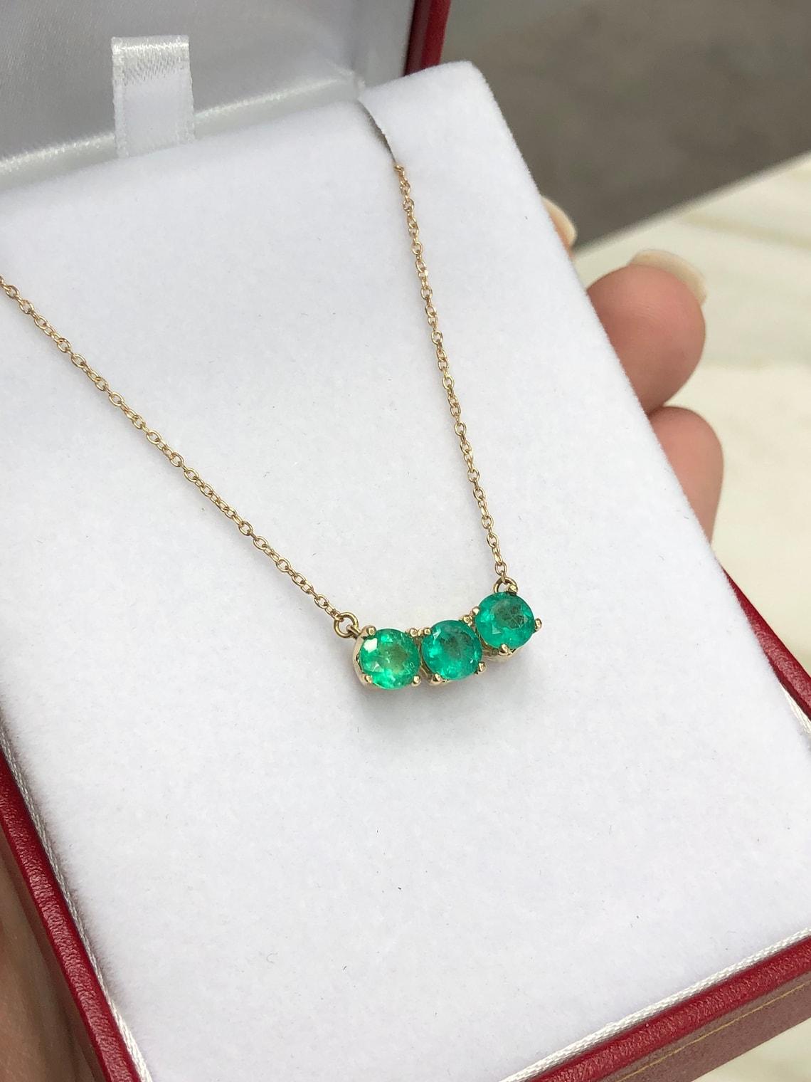 Taglio smeraldo Collana con tre pietre di smeraldo da 1,45tcw 14K Collana con tre pietre di smeraldo naturale di maggio in vendita