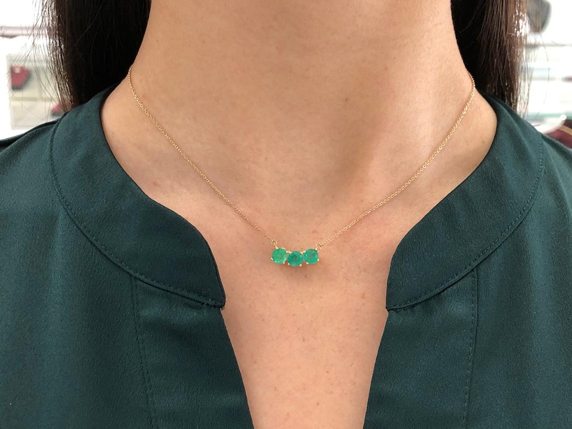 Collana con tre pietre di smeraldo da 1,45tcw 14K Collana con tre pietre di smeraldo naturale di maggio In condizioni Nuovo in vendita a Jupiter, FL