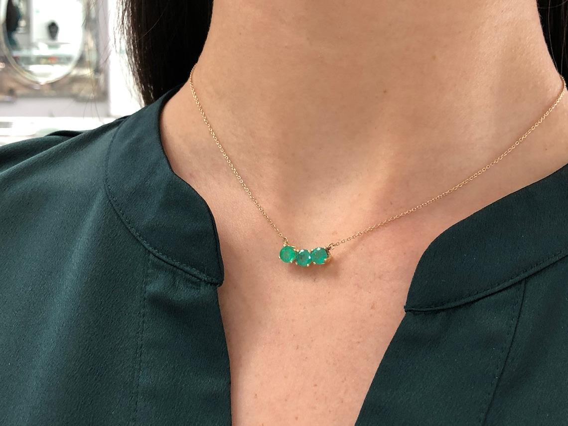 Donna Collana con tre pietre di smeraldo da 1,45tcw 14K Collana con tre pietre di smeraldo naturale di maggio in vendita