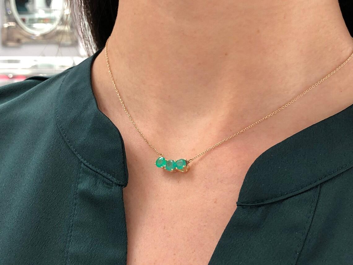 Collana con tre pietre di smeraldo da 1,45tcw 14K Collana con tre pietre di smeraldo naturale di maggio in vendita 1
